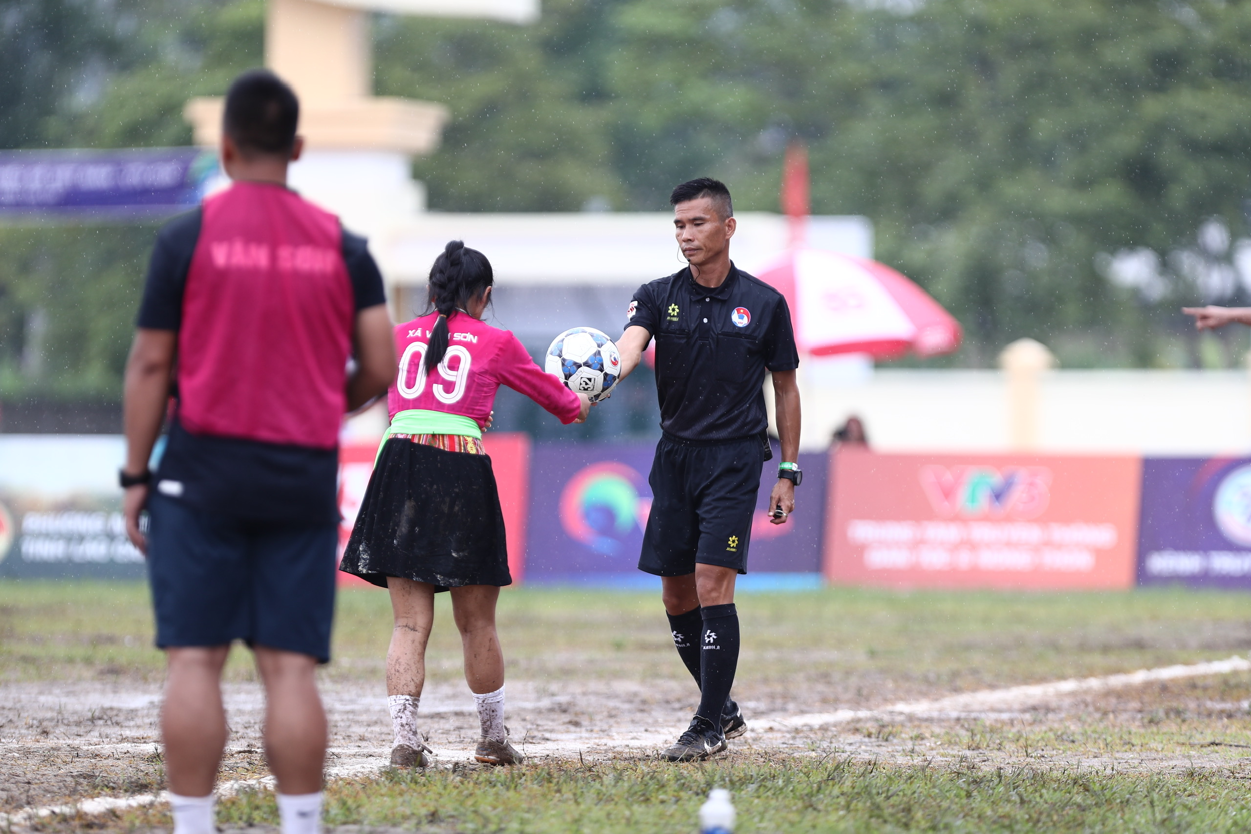 Khoảnh khắc ấn tượng tại B&aacute;n kết Giải B&oacute;ng đ&aacute; nữ c&aacute;c d&acirc;n tộc thiểu số VTV Cup 2026- Ảnh 8.