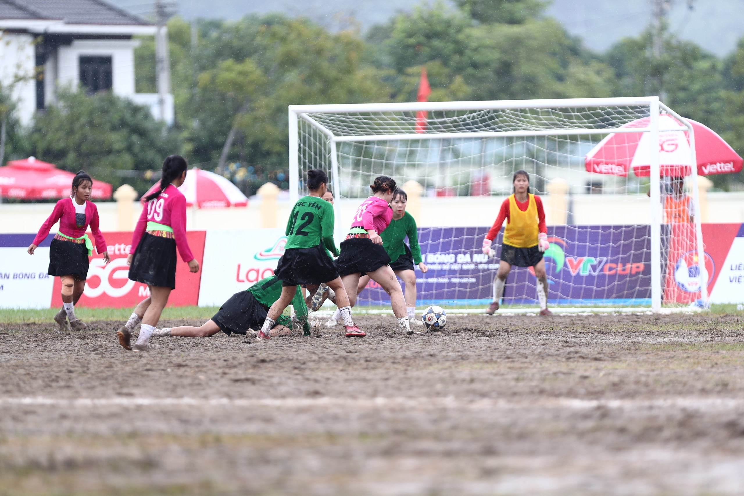 Khoảnh khắc ấn tượng tại B&aacute;n kết Giải B&oacute;ng đ&aacute; nữ c&aacute;c d&acirc;n tộc thiểu số VTV Cup 2026- Ảnh 10.
