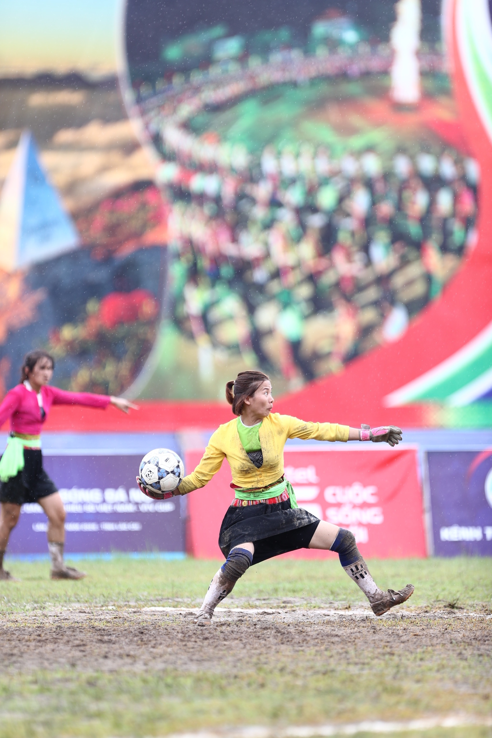 Khoảnh khắc ấn tượng tại B&aacute;n kết Giải B&oacute;ng đ&aacute; nữ c&aacute;c d&acirc;n tộc thiểu số VTV Cup 2026- Ảnh 12.