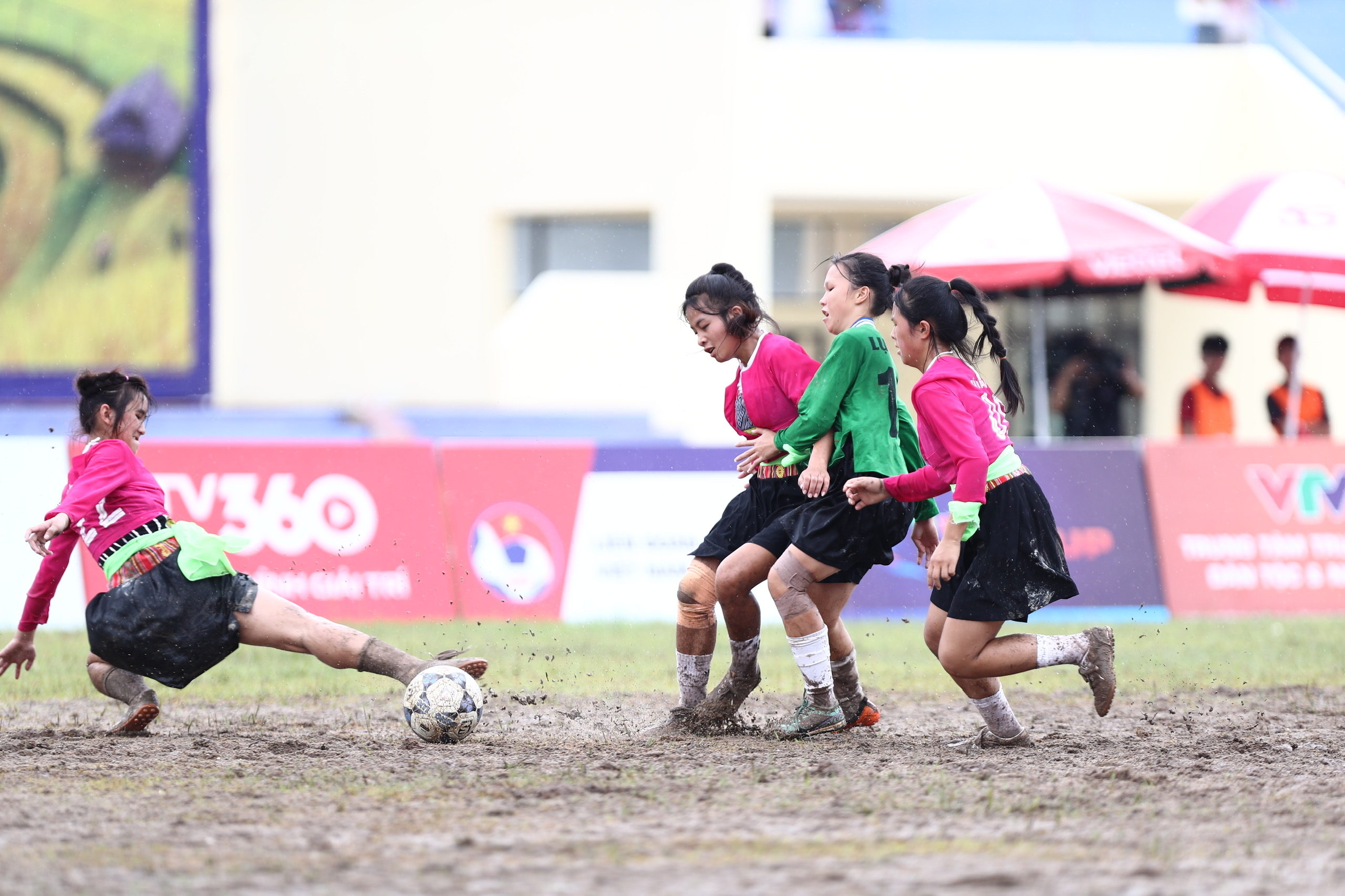 Khoảnh khắc ấn tượng tại B&aacute;n kết Giải B&oacute;ng đ&aacute; nữ c&aacute;c d&acirc;n tộc thiểu số VTV Cup 2026- Ảnh 13.