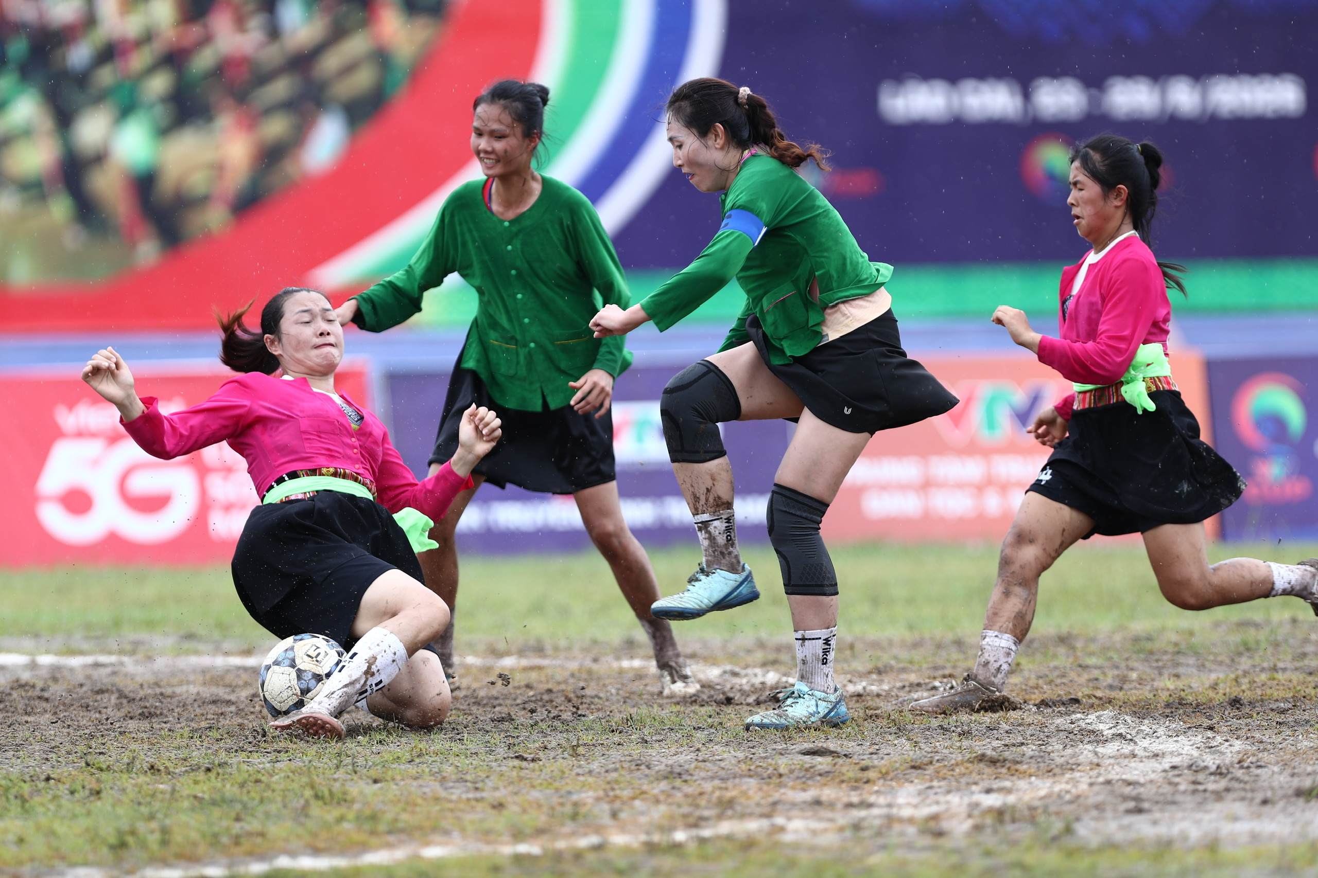 Khoảnh khắc ấn tượng tại B&aacute;n kết Giải B&oacute;ng đ&aacute; nữ c&aacute;c d&acirc;n tộc thiểu số VTV Cup 2026- Ảnh 14.
