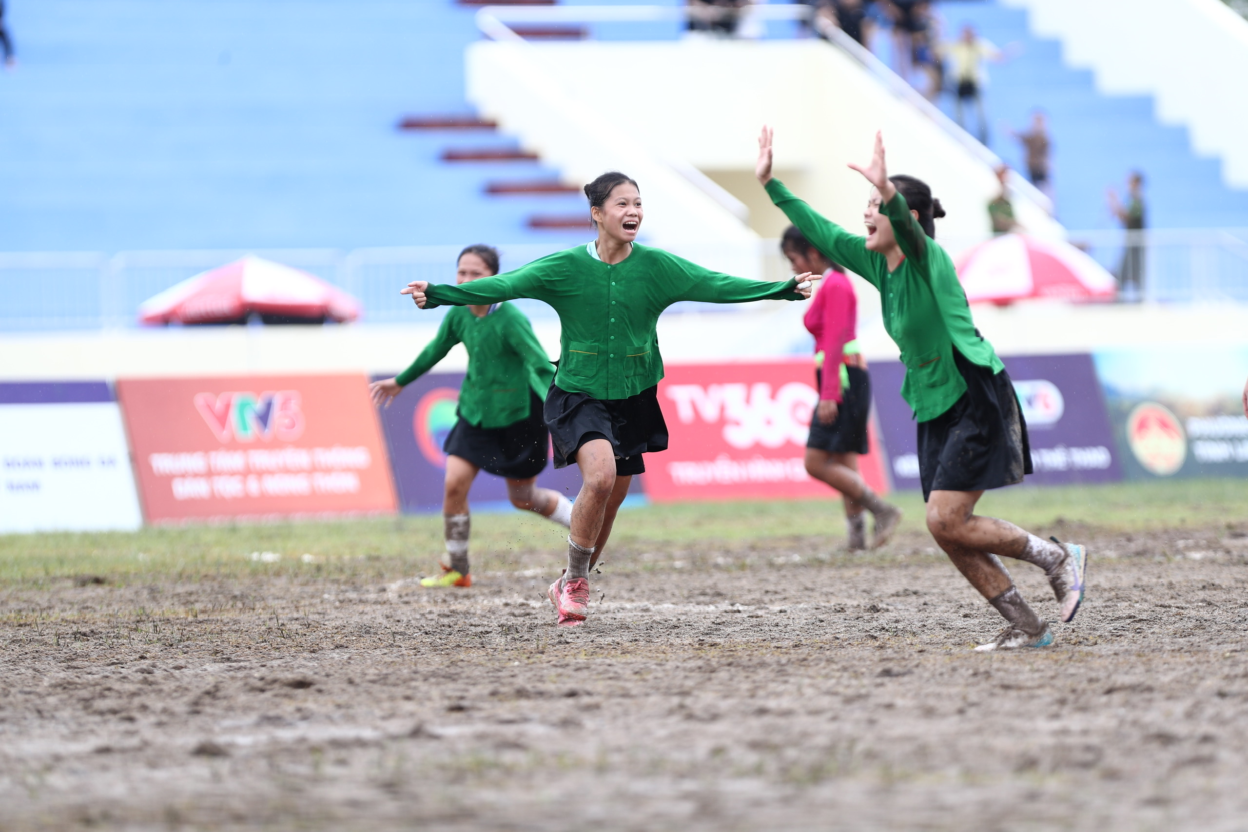 Khoảnh khắc ấn tượng tại B&aacute;n kết Giải B&oacute;ng đ&aacute; nữ c&aacute;c d&acirc;n tộc thiểu số VTV Cup 2026- Ảnh 15.