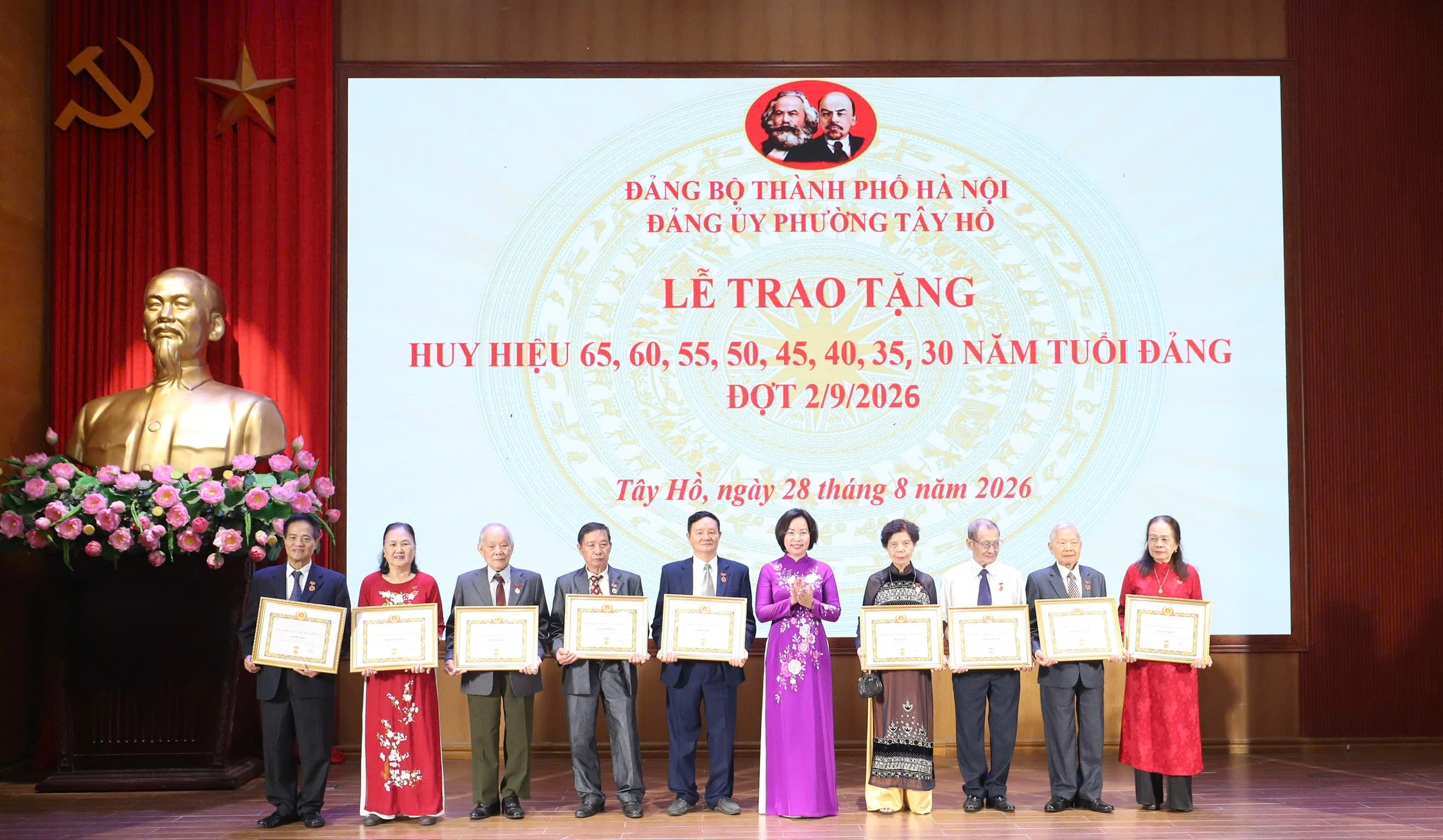 Chủ tịch Ủy ban MTTQ Việt Nam thành phố Hà Nội Bùi Huyền Mai trao Huy hiệu Đảng tại phường Tây Hồ - Ảnh 4.