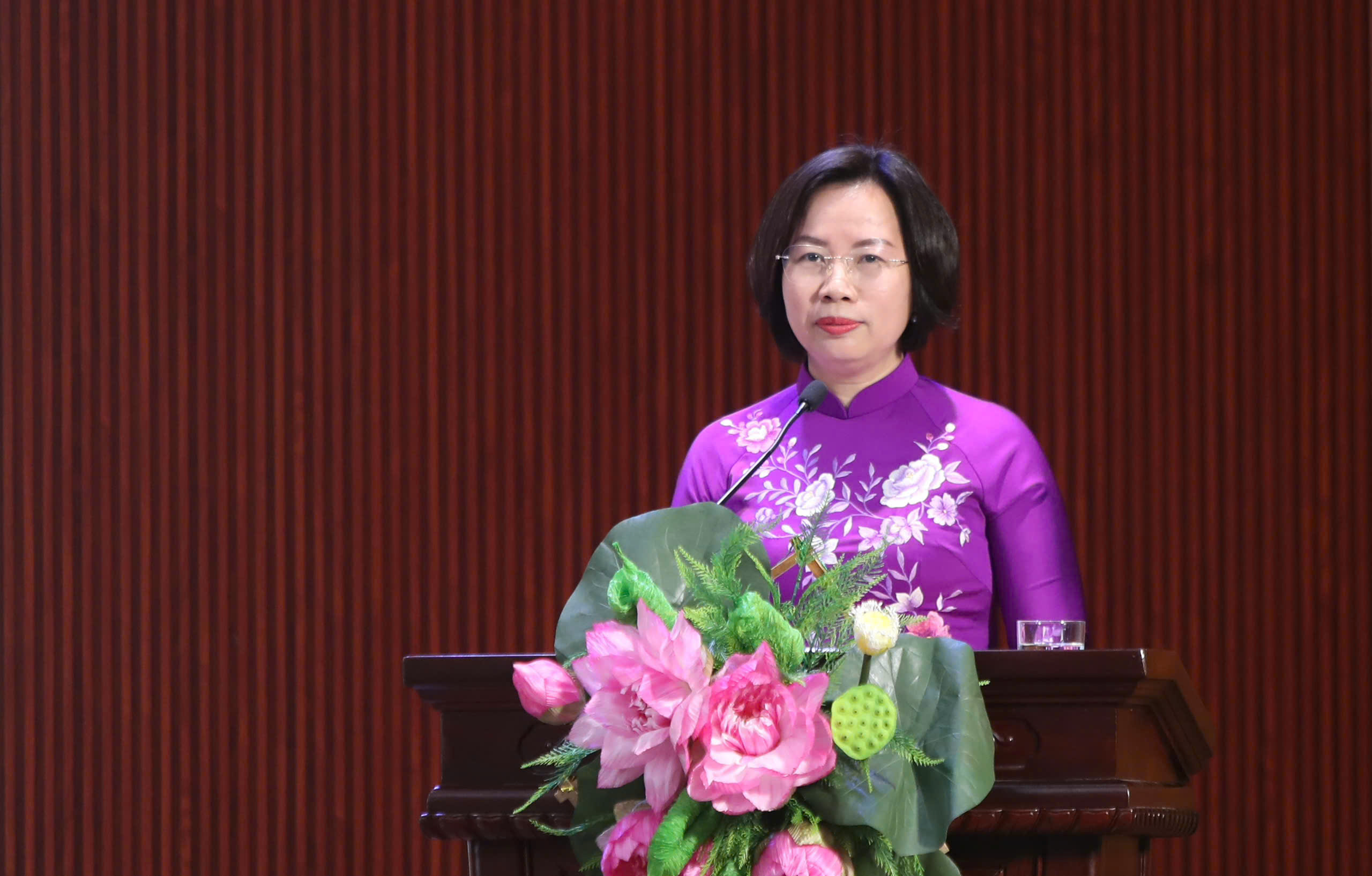 Chủ tịch Ủy ban MTTQ Việt Nam thành phố Hà Nội Bùi Huyền Mai trao Huy hiệu Đảng tại phường Tây Hồ - Ảnh 2.