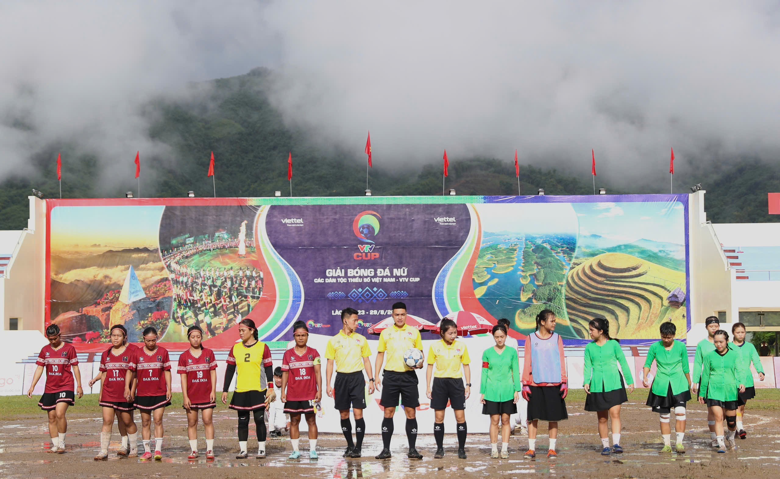 Hai mẹ con c&ugrave;ng thi đấu Giải B&oacute;ng đ&aacute; nữ c&aacute;c d&acirc;n tộc thiểu số - VTV Cup- Ảnh 3.