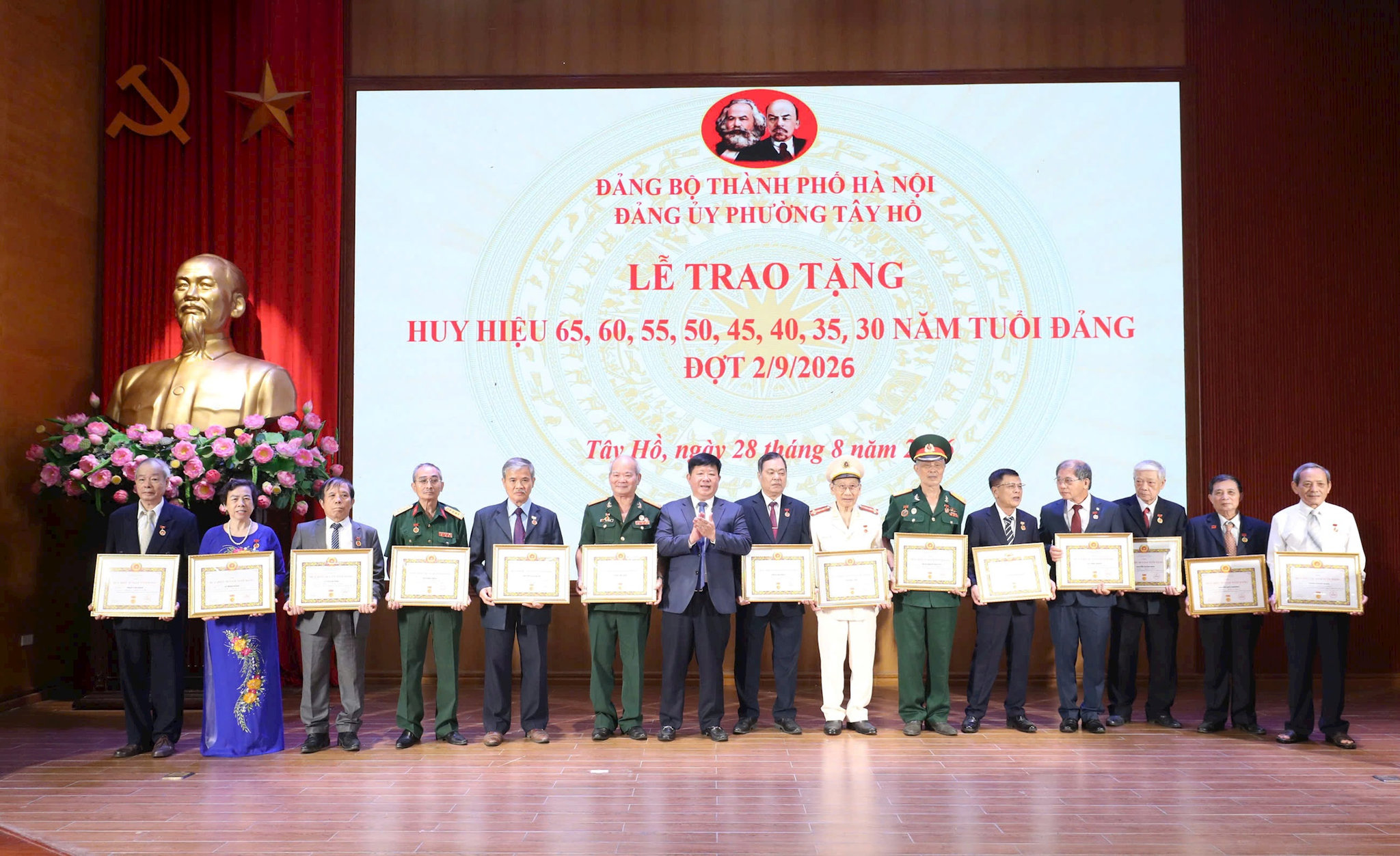 Chủ tịch Ủy ban MTTQ Việt Nam thành phố Hà Nội Bùi Huyền Mai trao Huy hiệu Đảng tại phường Tây Hồ - Ảnh 3.