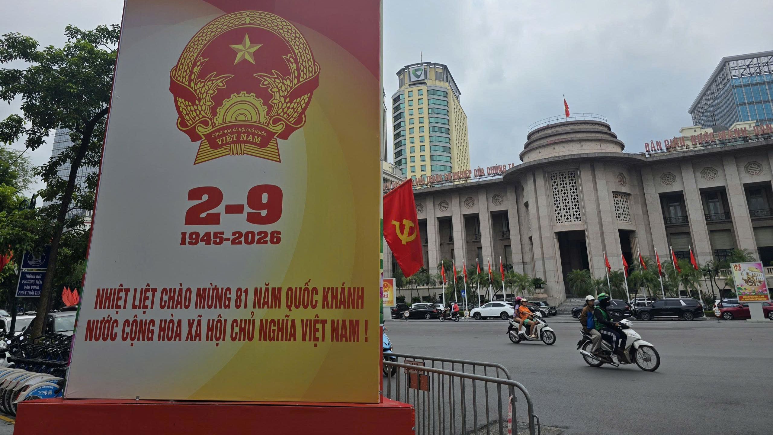 Rực rỡ cờ hoa, Hà Nội tưng bừng không khí Quốc khánh 2/9 - Ảnh 3.
