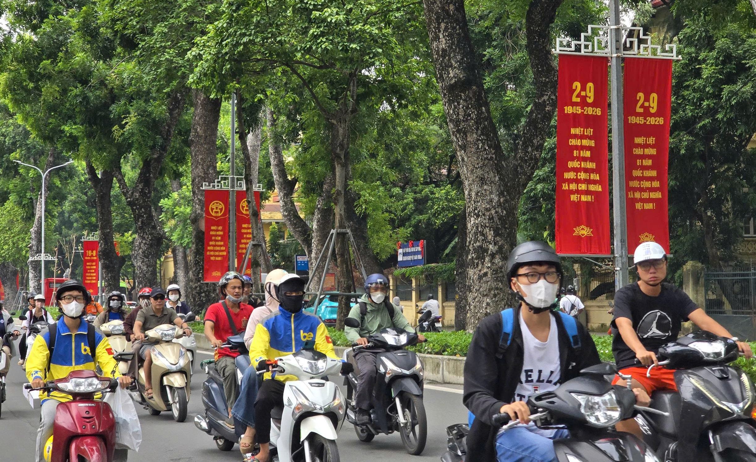 Rực rỡ cờ hoa, Hà Nội tưng bừng không khí Quốc khánh 2/9 - Ảnh 6.
