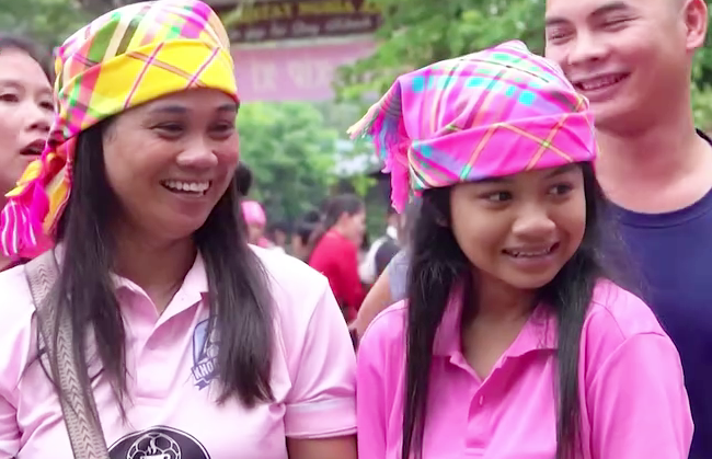 Hai mẹ con c&ugrave;ng thi đấu Giải B&oacute;ng đ&aacute; nữ c&aacute;c d&acirc;n tộc thiểu số - VTV Cup- Ảnh 1.