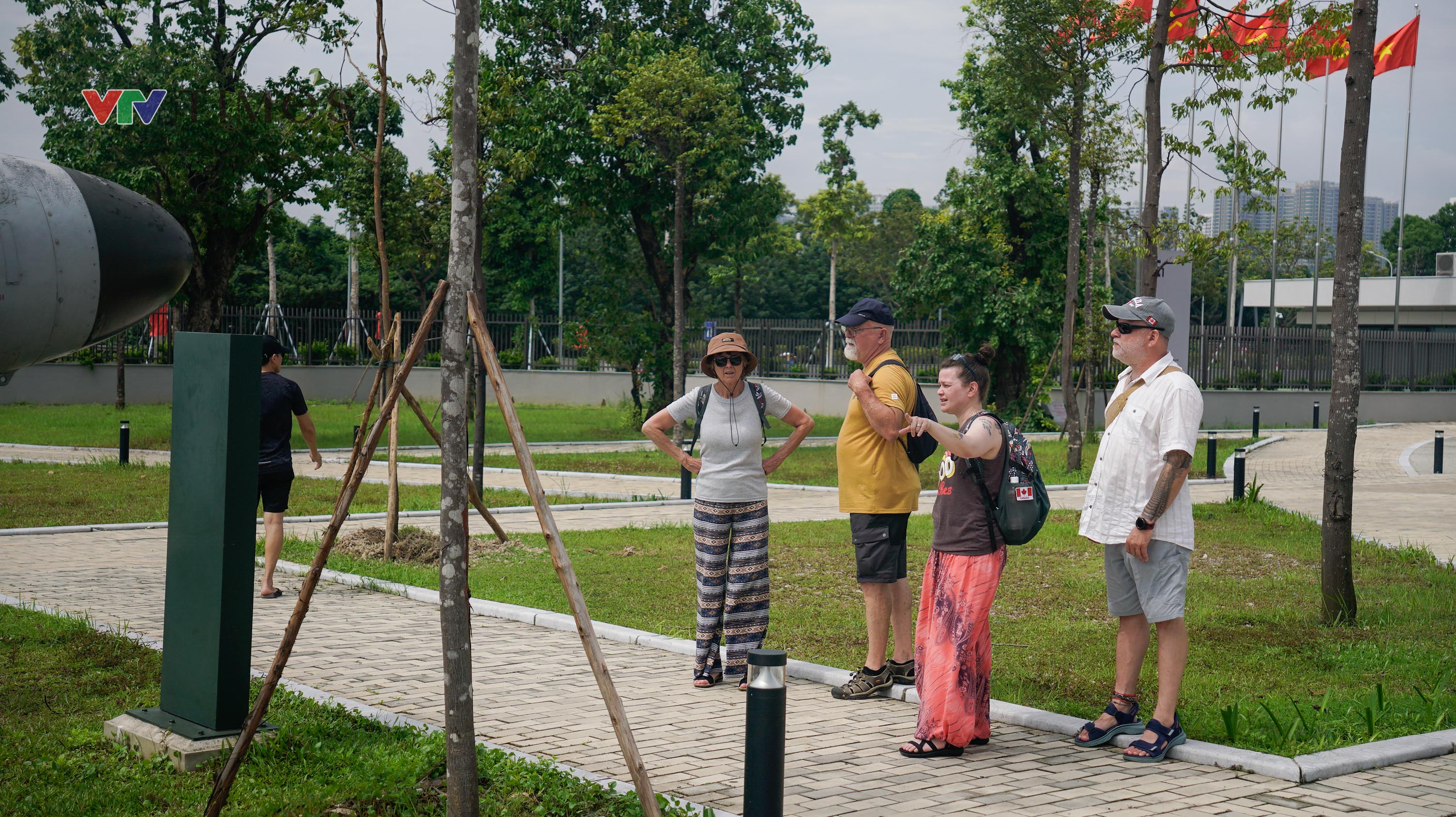 Bảo tàng Lịch sử Quân sự Việt Nam thu hút đông đảo du khách ngày đầu nghỉ lễ Quốc khánh - Ảnh 5.