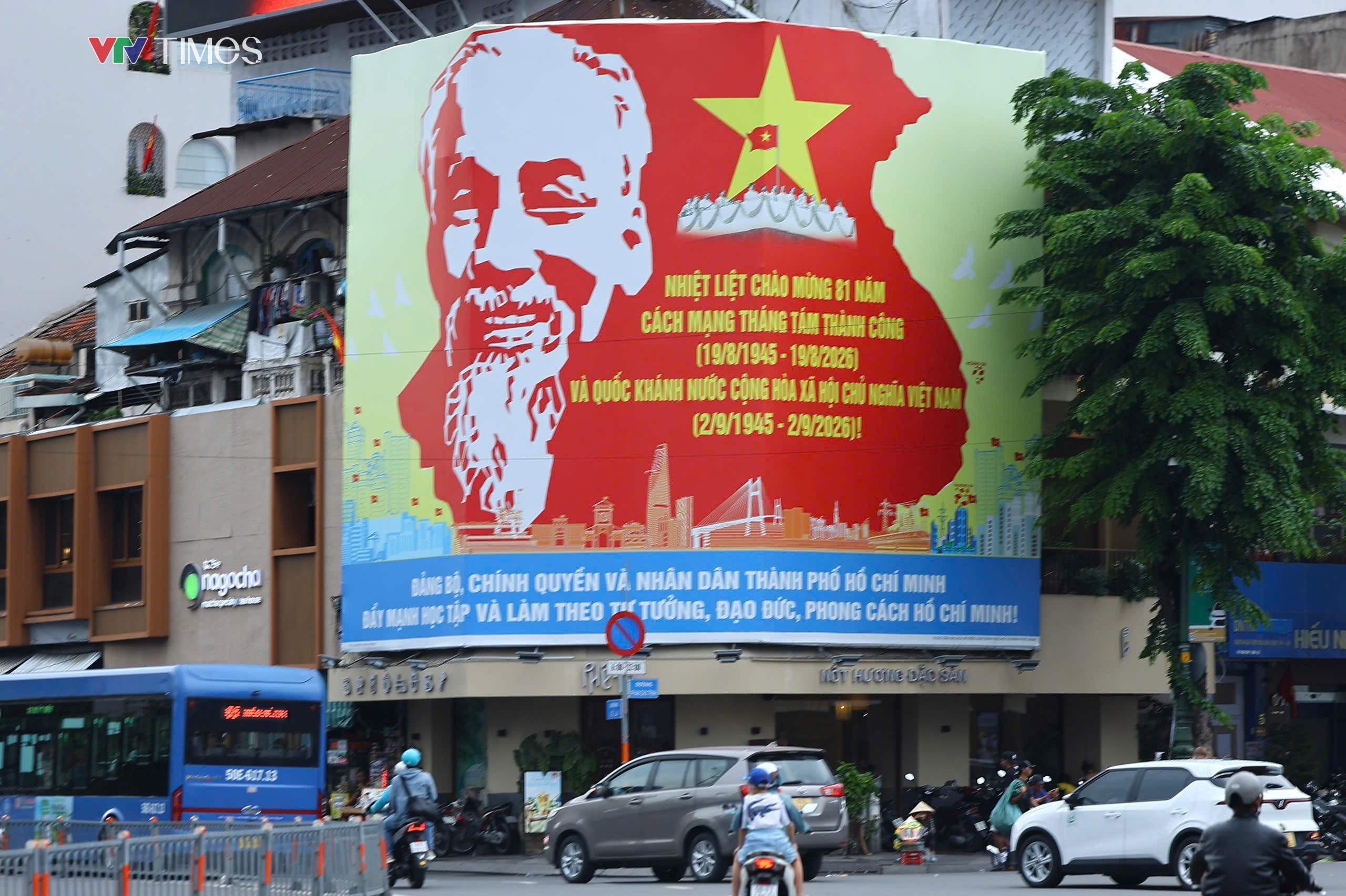 TP Hồ Chí Minh rực sắc cờ hoa đón Tết Độc lập- Ảnh 4.