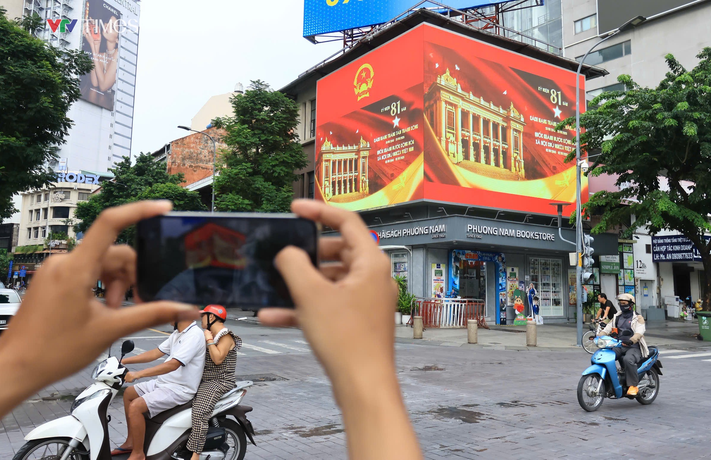 TP Hồ Chí Minh rực sắc cờ hoa đón Tết Độc lập- Ảnh 10.