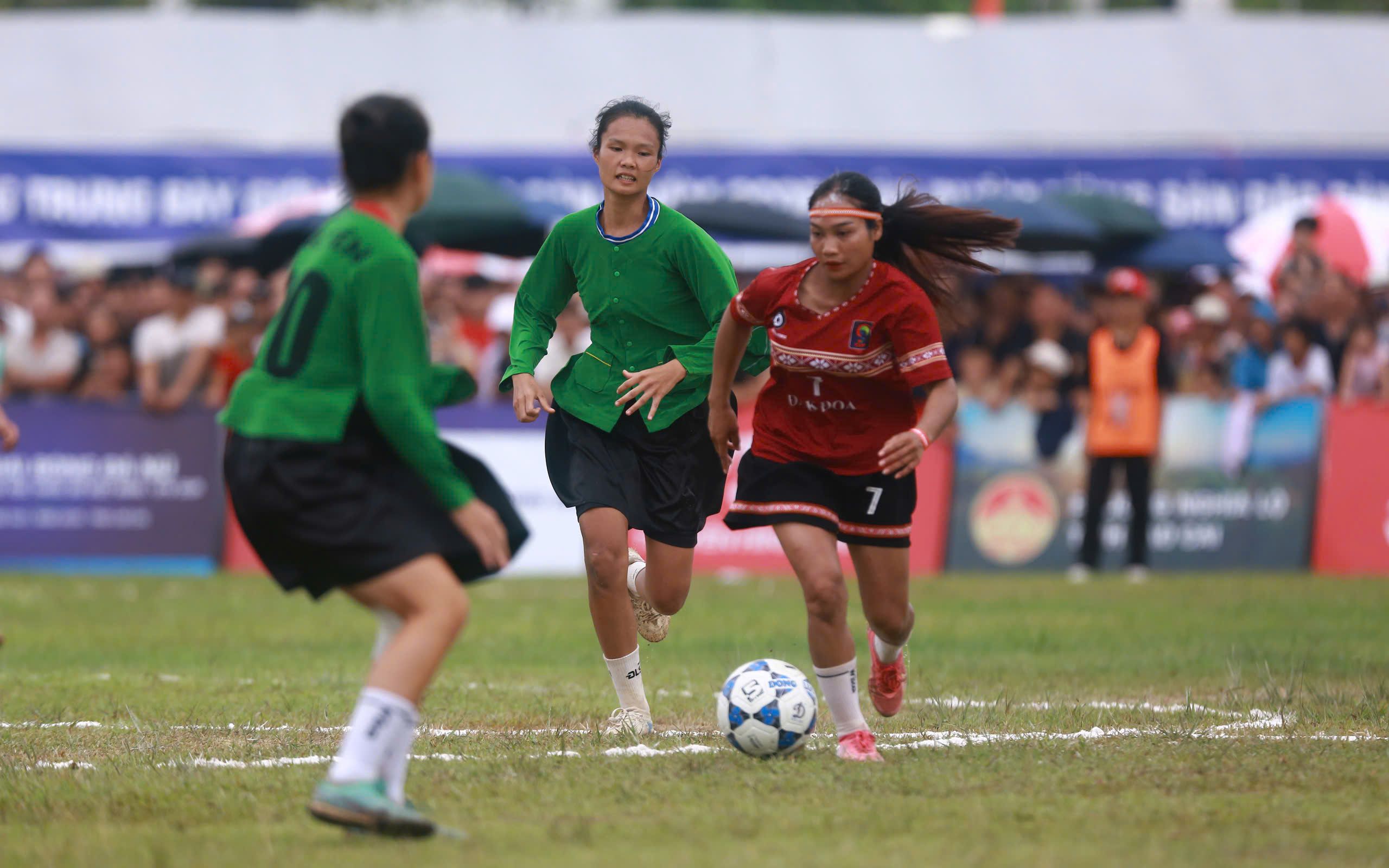 Kỷ lục 15.000 khán giả phủ kín sân vận động Chung kết VTV Cup 2026 - Ảnh 14.