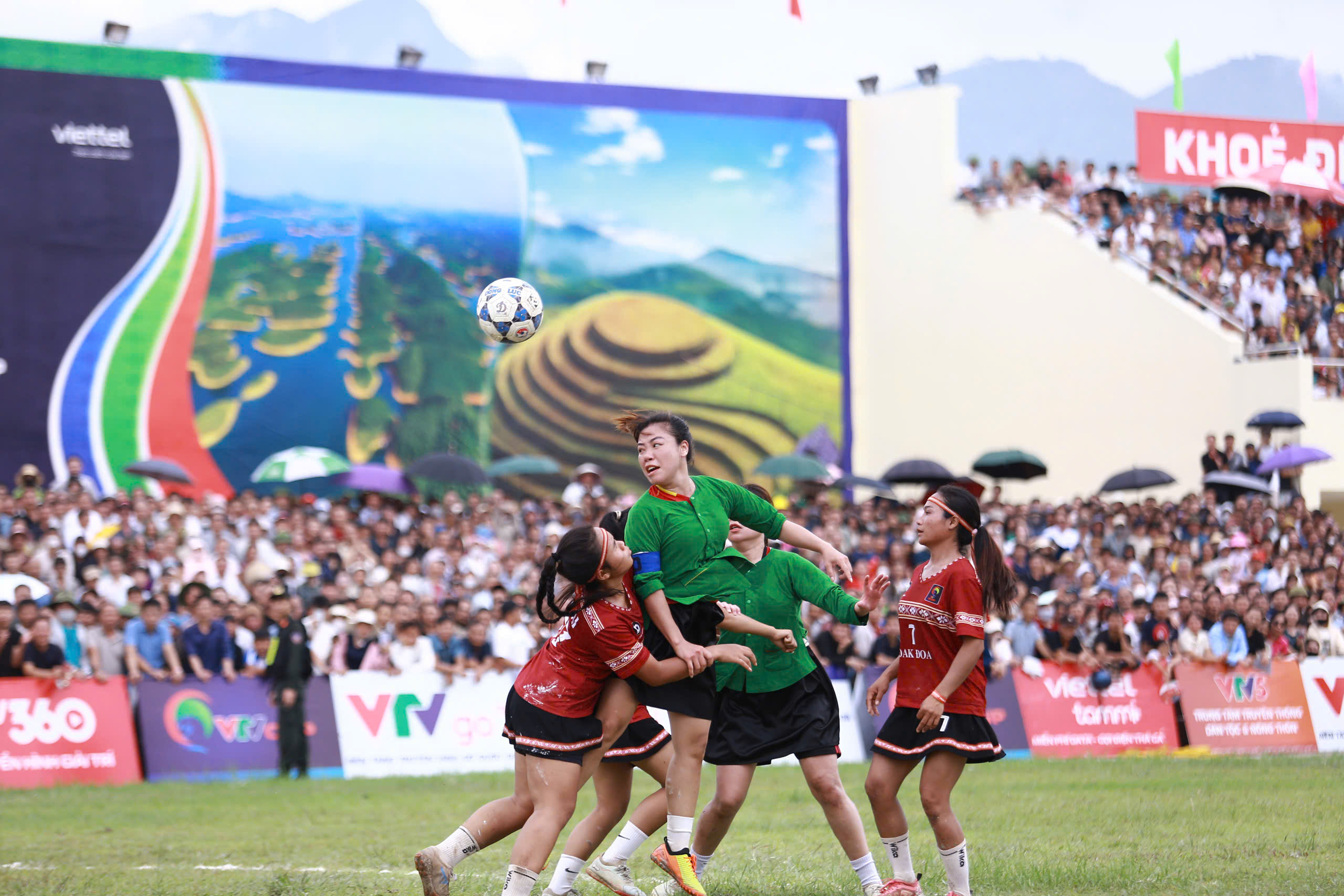 Kỷ lục 15.000 khán giả phủ kín sân vận động Chung kết VTV Cup 2026 - Ảnh 10.