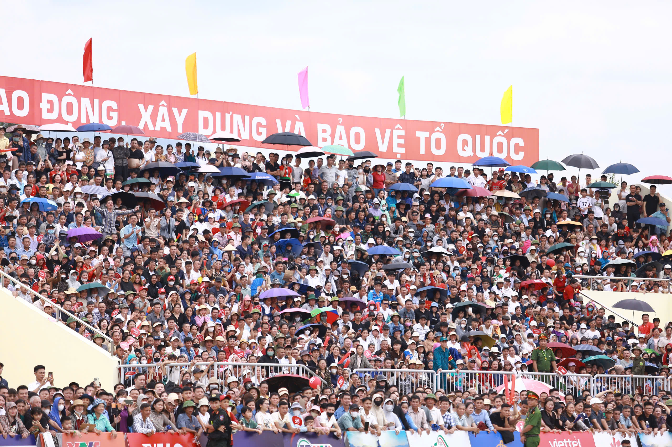 Kỷ lục 15.000 khán giả phủ kín sân vận động Chung kết VTV Cup 2026 - Ảnh 8.