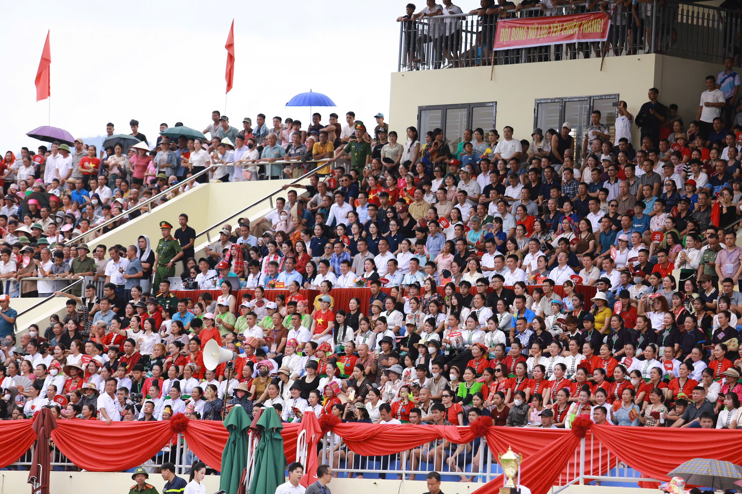 Kỷ lục 15.000 khán giả phủ kín sân vận động Chung kết VTV Cup 2026 - Ảnh 13.