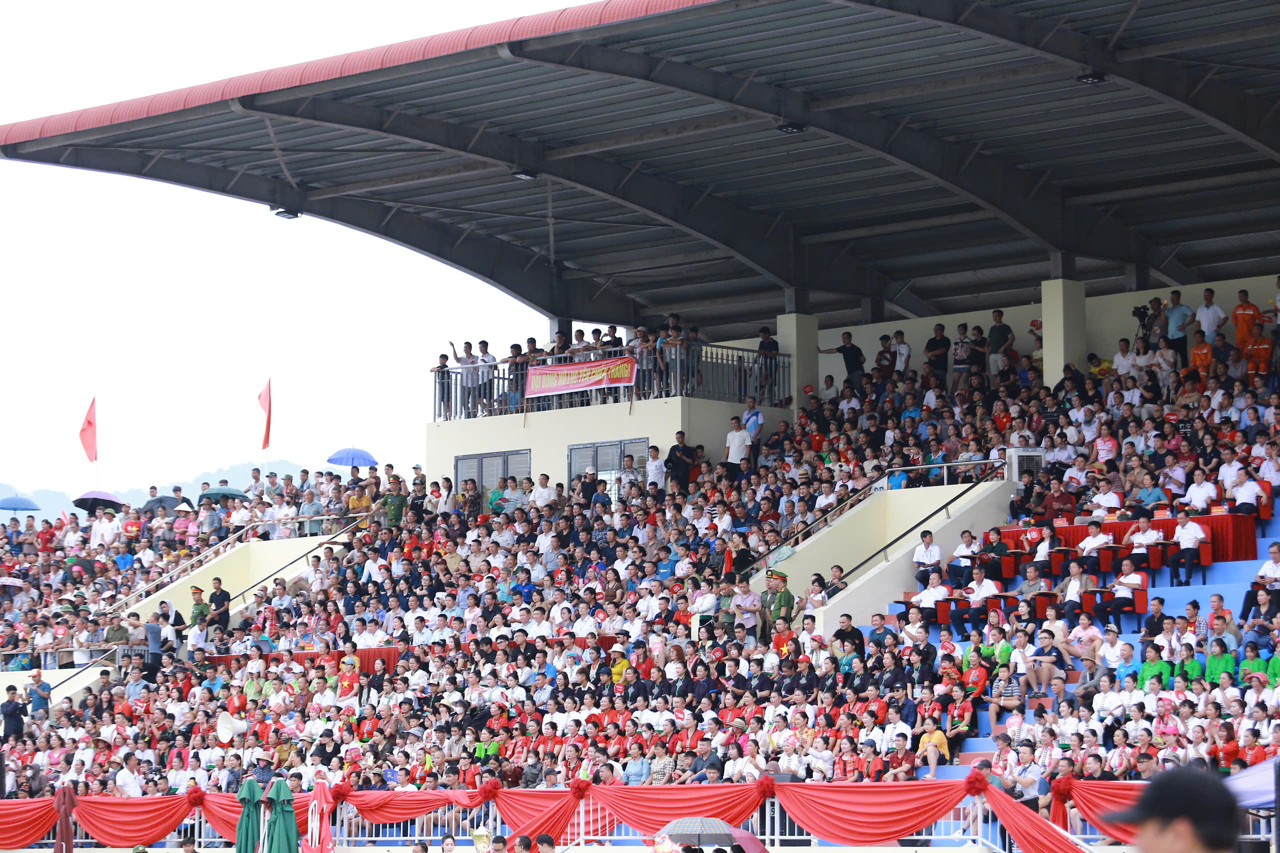 Kỷ lục 15.000 khán giả phủ kín sân vận động Chung kết VTV Cup 2026 - Ảnh 6.
