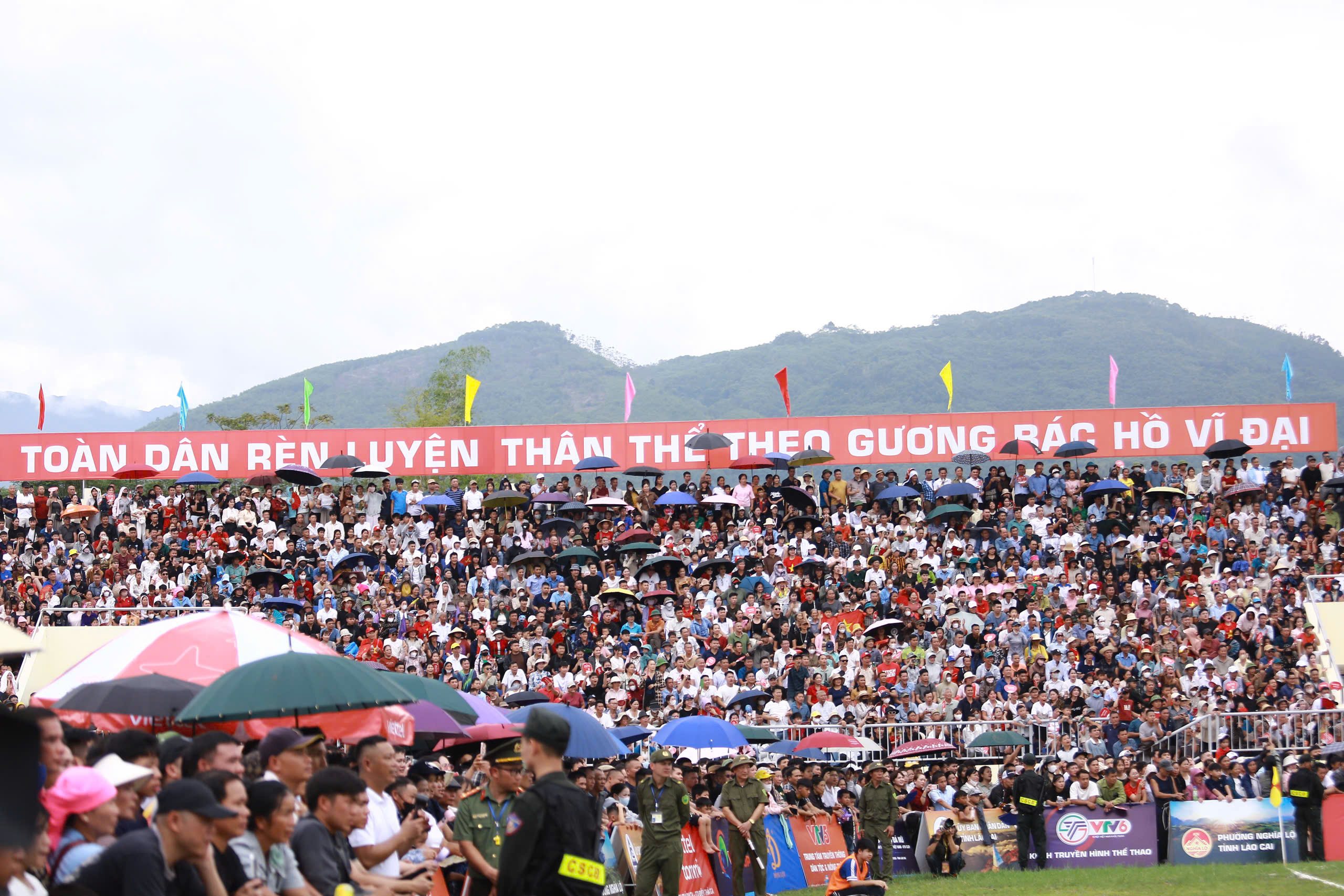 Kỷ lục 15.000 khán giả phủ kín sân vận động Chung kết VTV Cup 2026 - Ảnh 1.