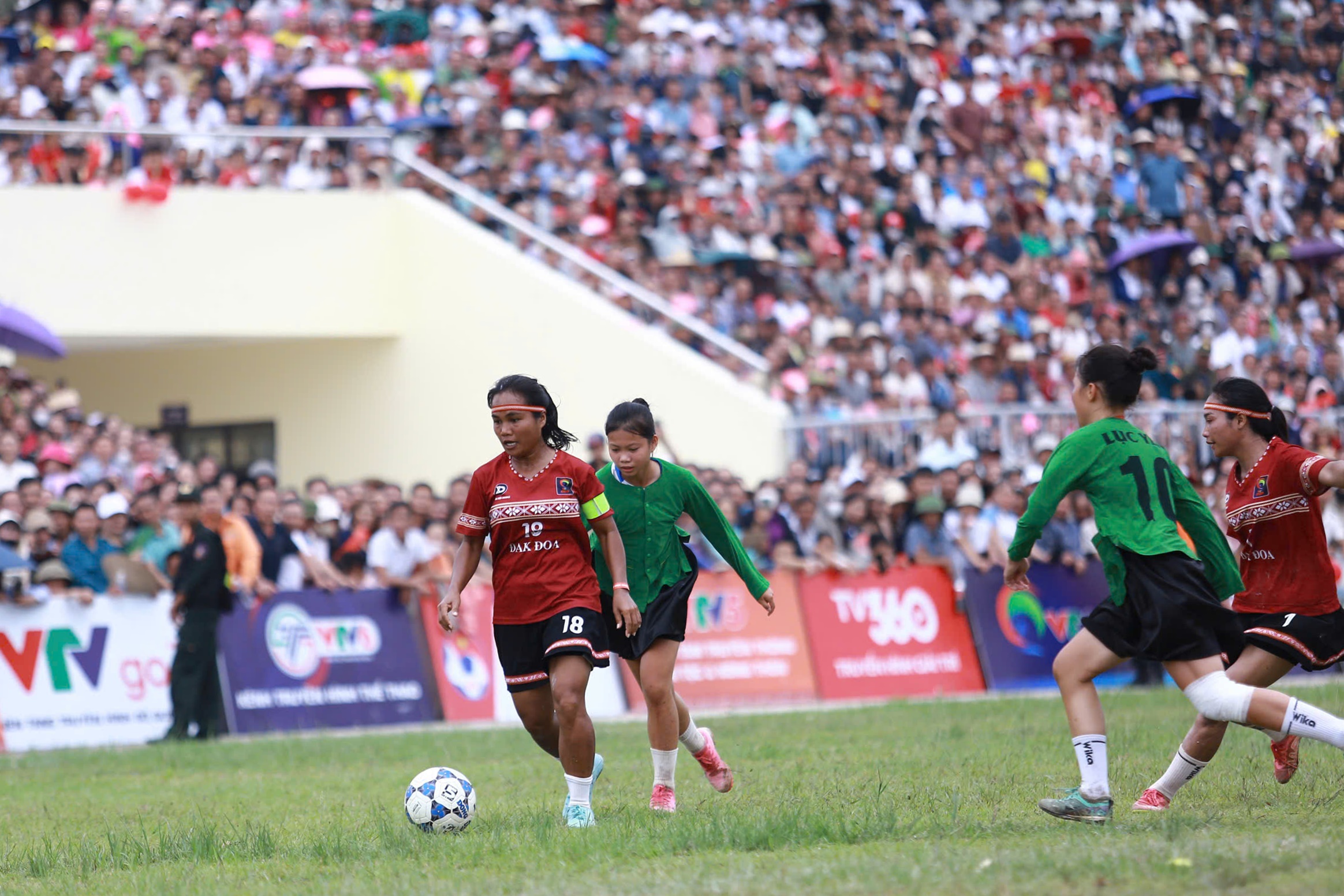 Kỷ lục 15.000 khán giả phủ kín sân vận động Chung kết VTV Cup 2026 - Ảnh 9.