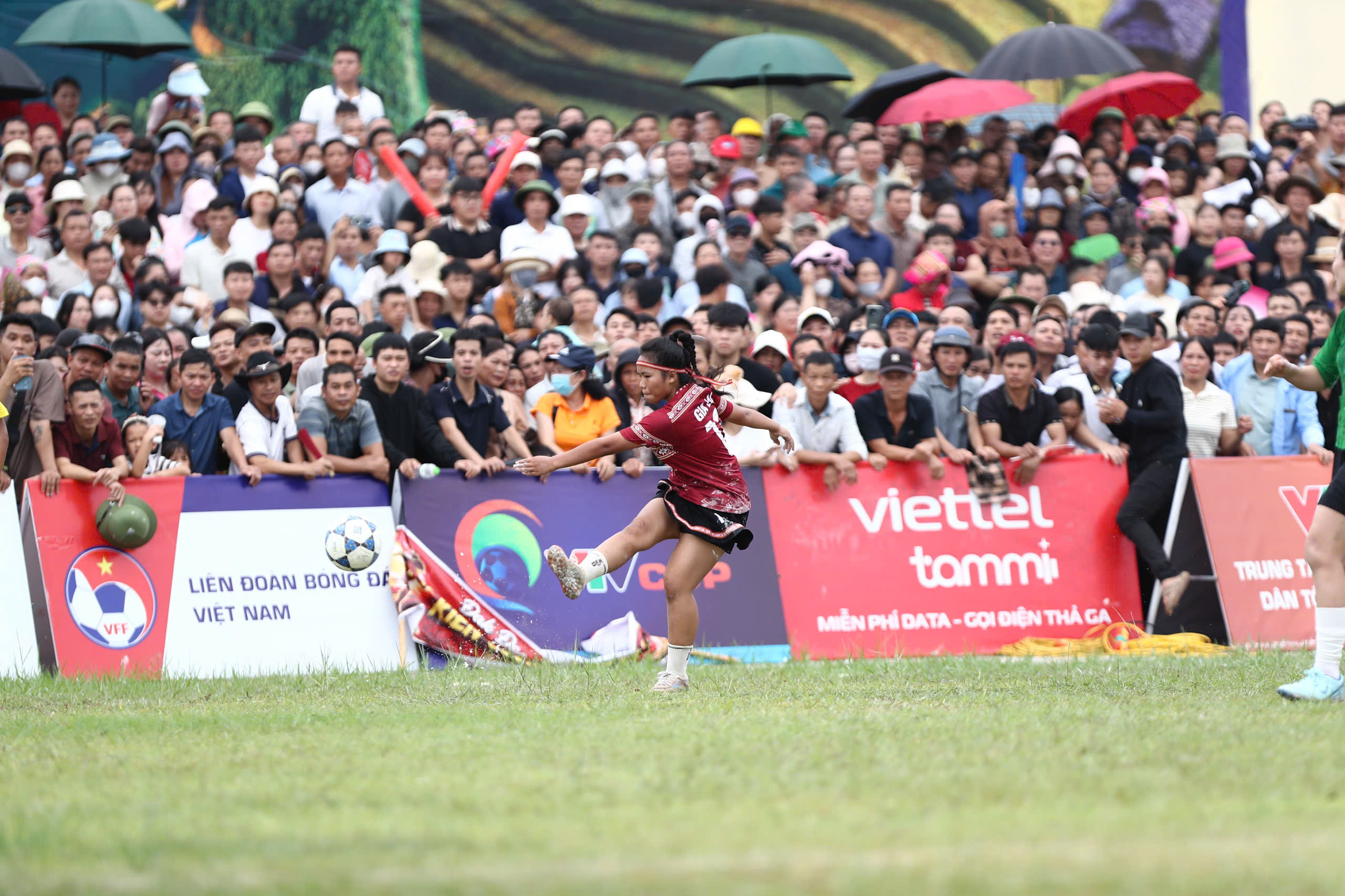 Khoảnh khắc bùng nổ của Chung kết Giải Bóng đá nữ các dân tộc thiểu số VTV Cup 2026 - Ảnh 13.