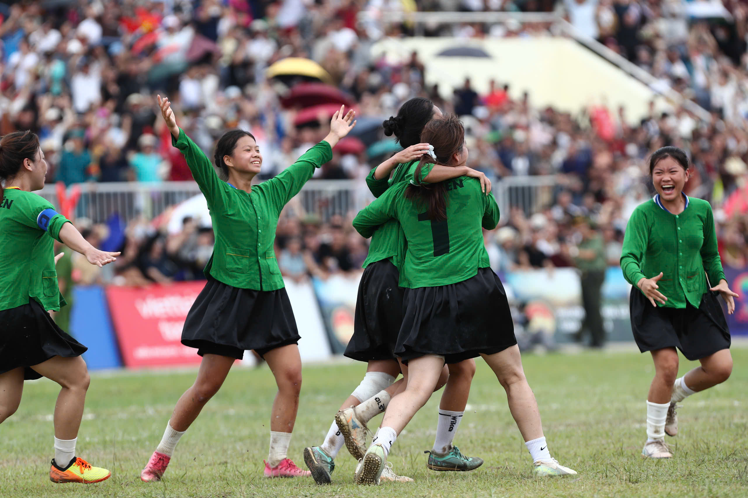 Khoảnh khắc bùng nổ của Chung kết Giải Bóng đá nữ các dân tộc thiểu số VTV Cup 2026 - Ảnh 15.