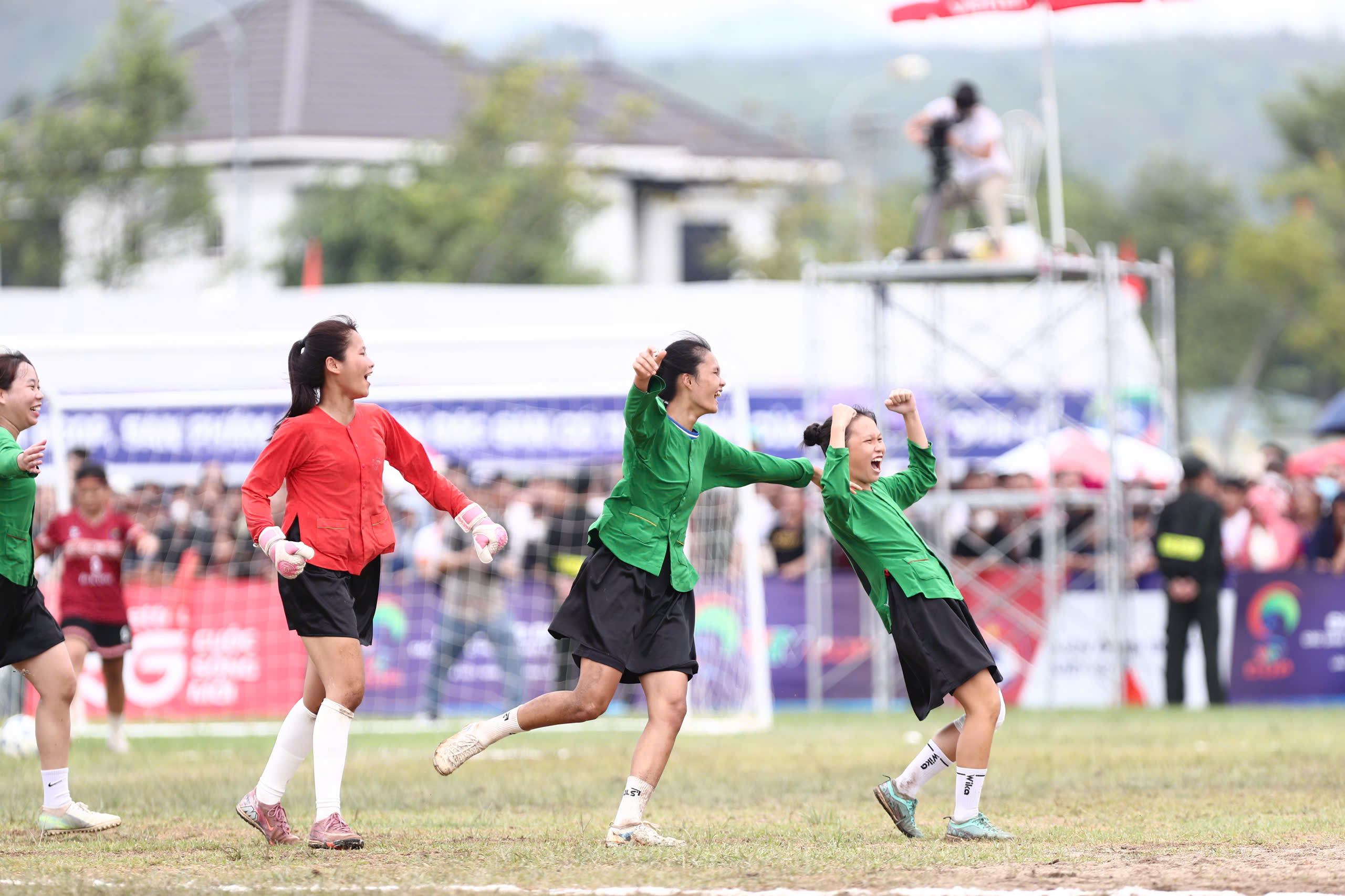 Kỷ lục 15.000 khán giả phủ kín sân vận động Chung kết VTV Cup 2026 - Ảnh 11.
