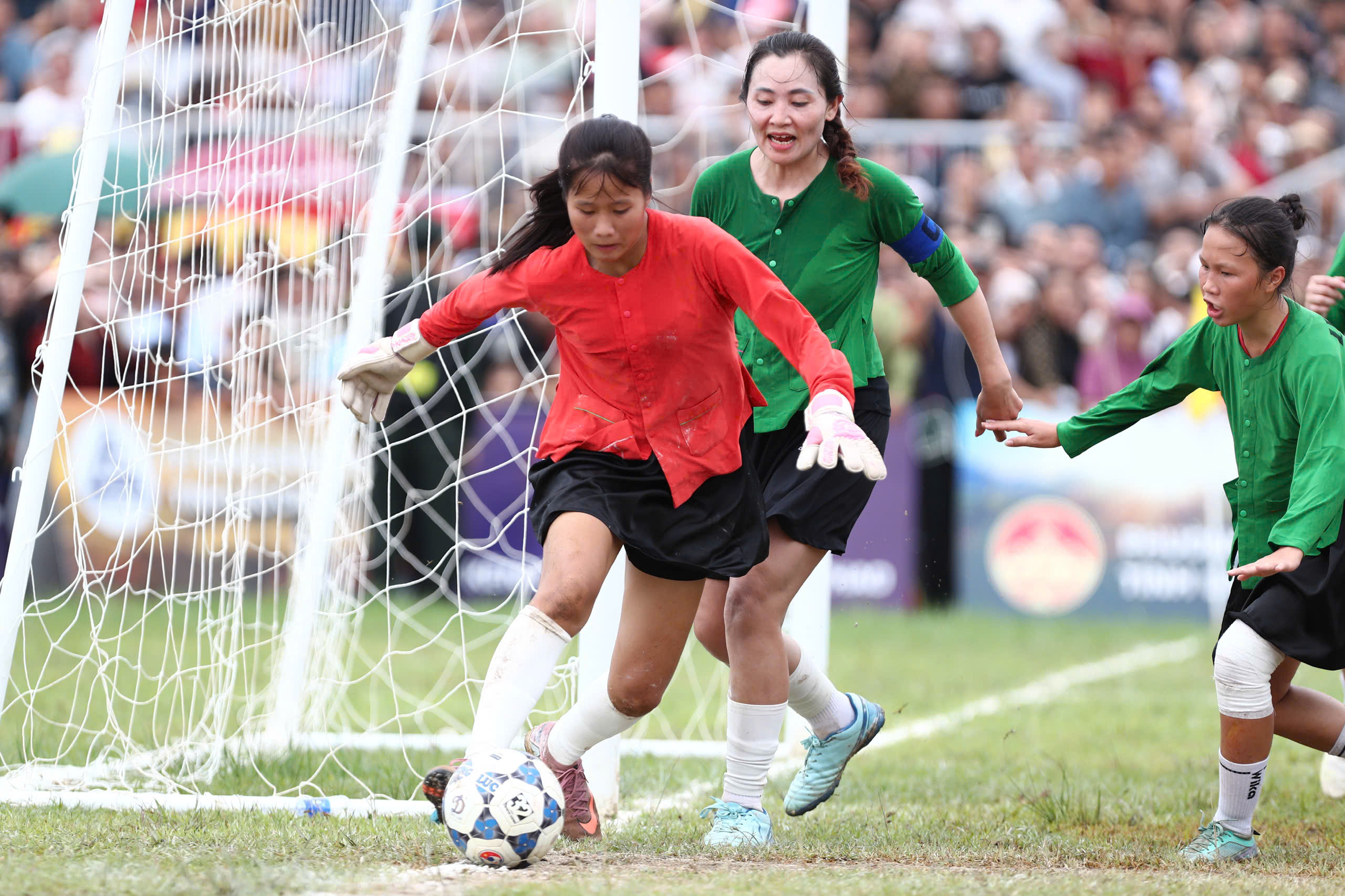 Khoảnh khắc bùng nổ của Chung kết Giải Bóng đá nữ các dân tộc thiểu số VTV Cup 2026 - Ảnh 9.
