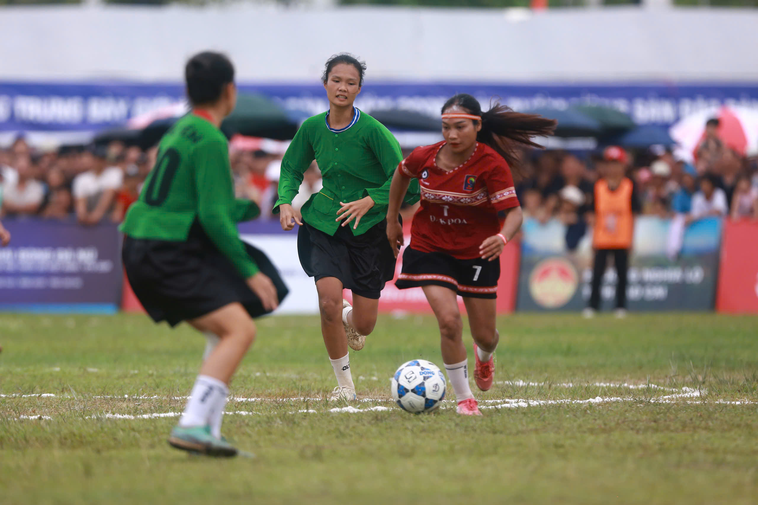 Khoảnh khắc bùng nổ của Chung kết Giải Bóng đá nữ các dân tộc thiểu số VTV Cup 2026 - Ảnh 11.