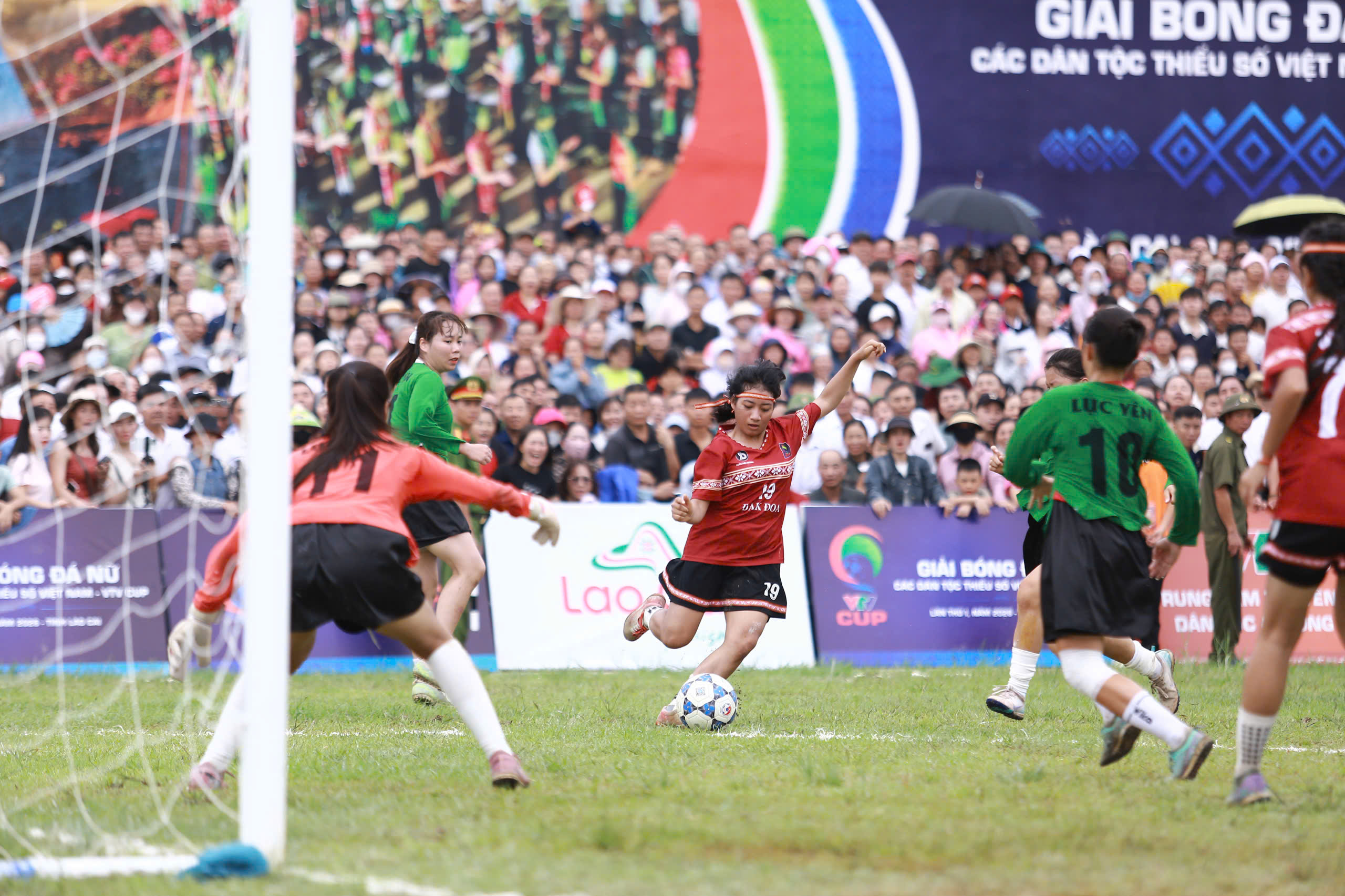 Khoảnh khắc bùng nổ của Chung kết Giải Bóng đá nữ các dân tộc thiểu số VTV Cup 2026 - Ảnh 10.