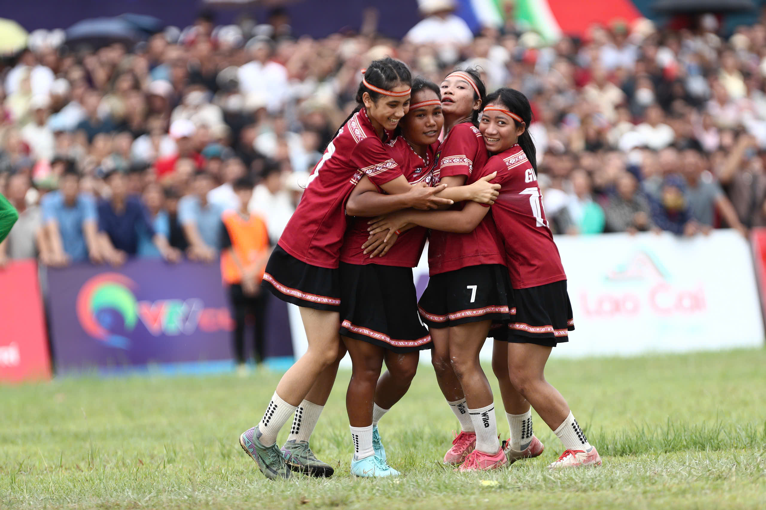Khoảnh khắc bùng nổ của Chung kết Giải Bóng đá nữ các dân tộc thiểu số VTV Cup 2026 - Ảnh 7.
