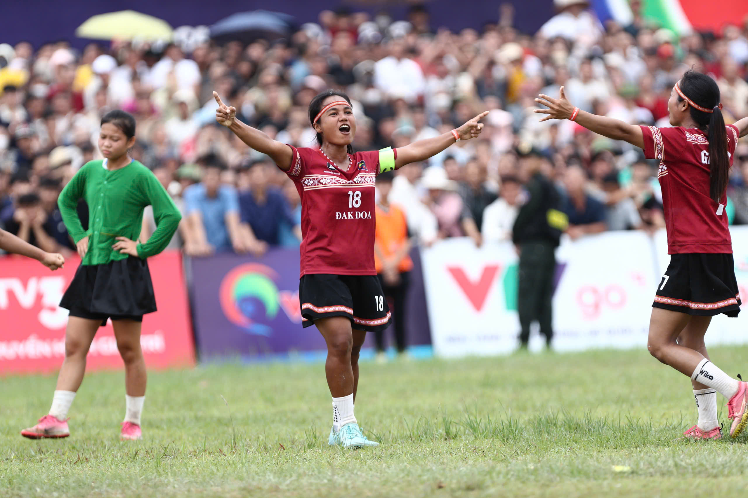 Khoảnh khắc bùng nổ của Chung kết Giải Bóng đá nữ các dân tộc thiểu số VTV Cup 2026 - Ảnh 8.