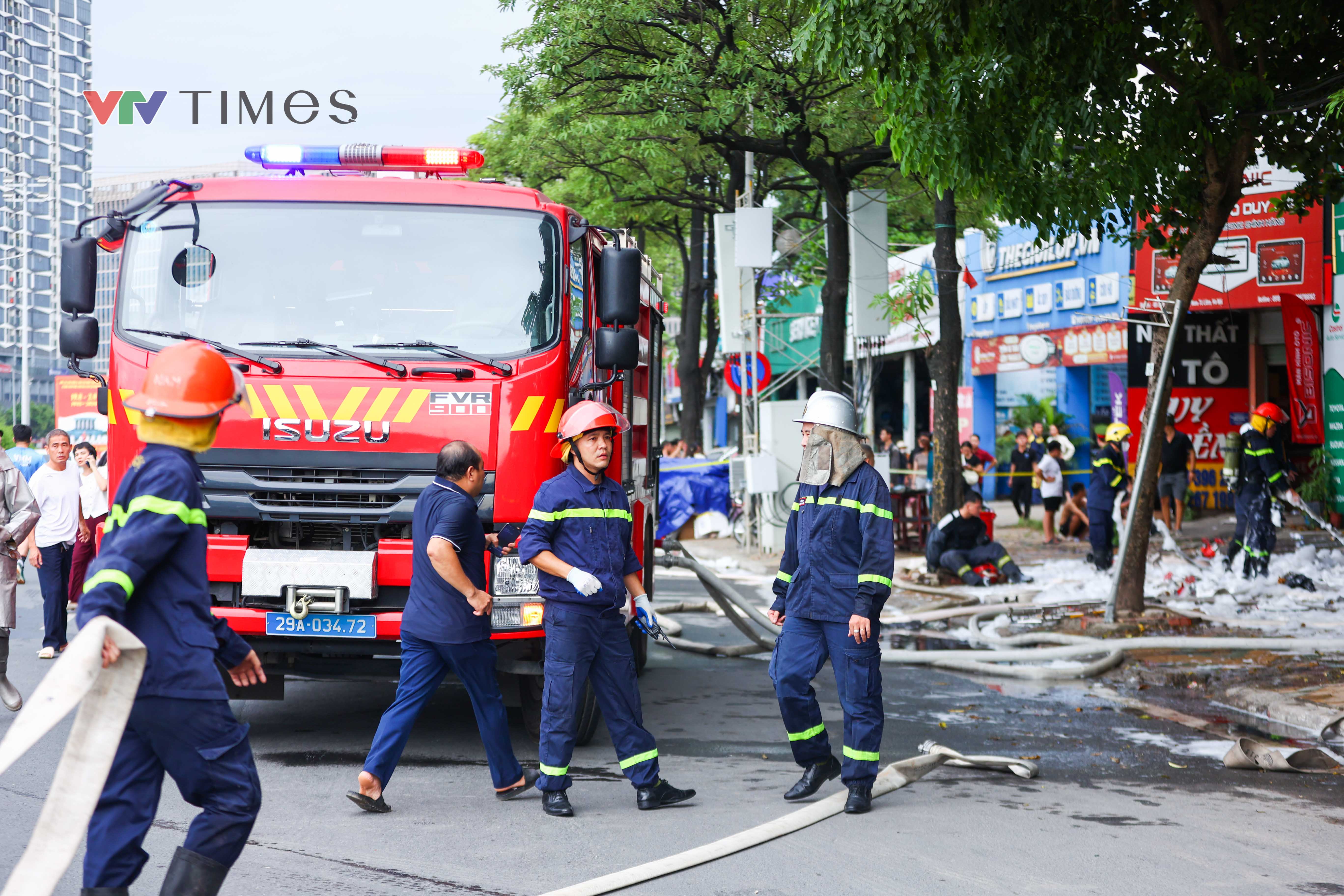 iện trường vụ cháy gara sửa chữa ô tô trên đường Lê Quang Đạo - Ảnh 4.