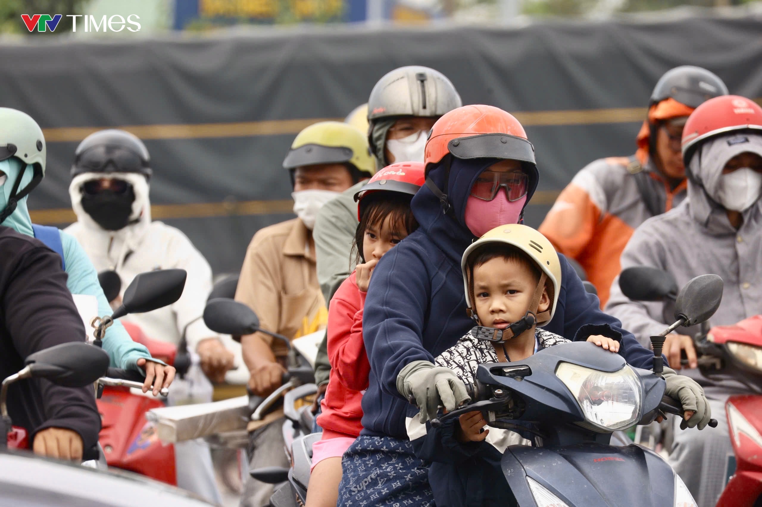TP Hồ Chí Minh: Cửa ngõ phía Đông ùn tắc kéo dài trong ngày đầu nghỉ lễ- Ảnh 4.