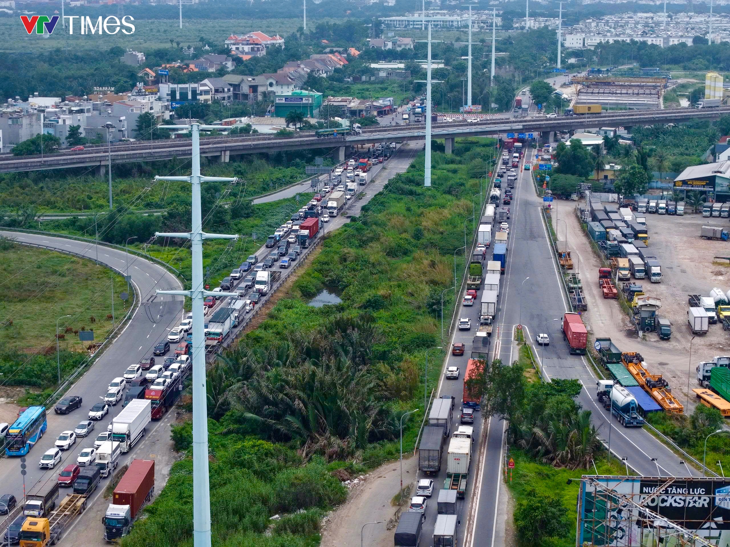TP Hồ Chí Minh: Cửa ngõ phía Đông ùn tắc kéo dài trong ngày đầu nghỉ lễ- Ảnh 3.