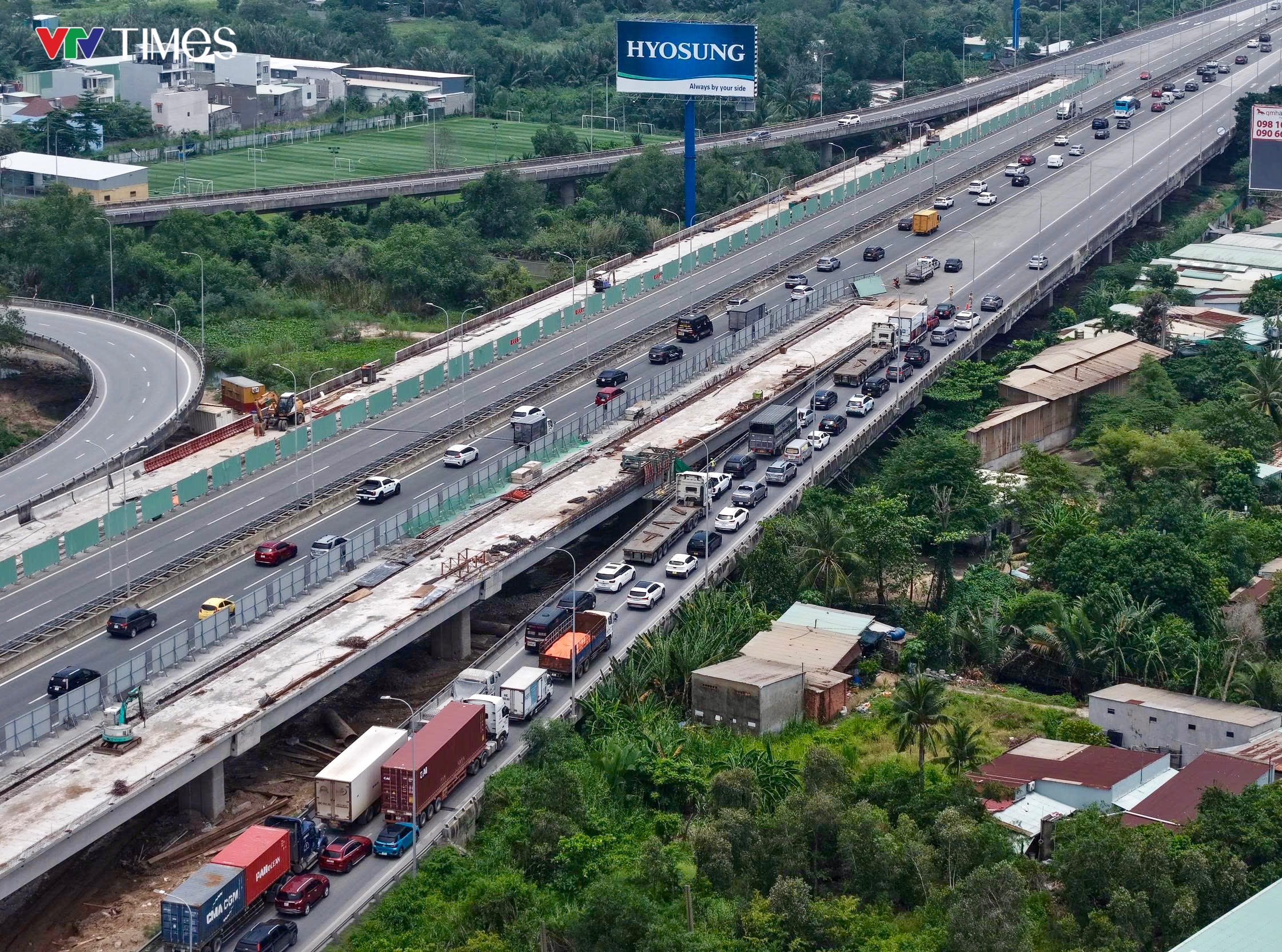 TP Hồ Chí Minh: Cửa ngõ phía Đông ùn tắc kéo dài trong ngày đầu nghỉ lễ- Ảnh 6.