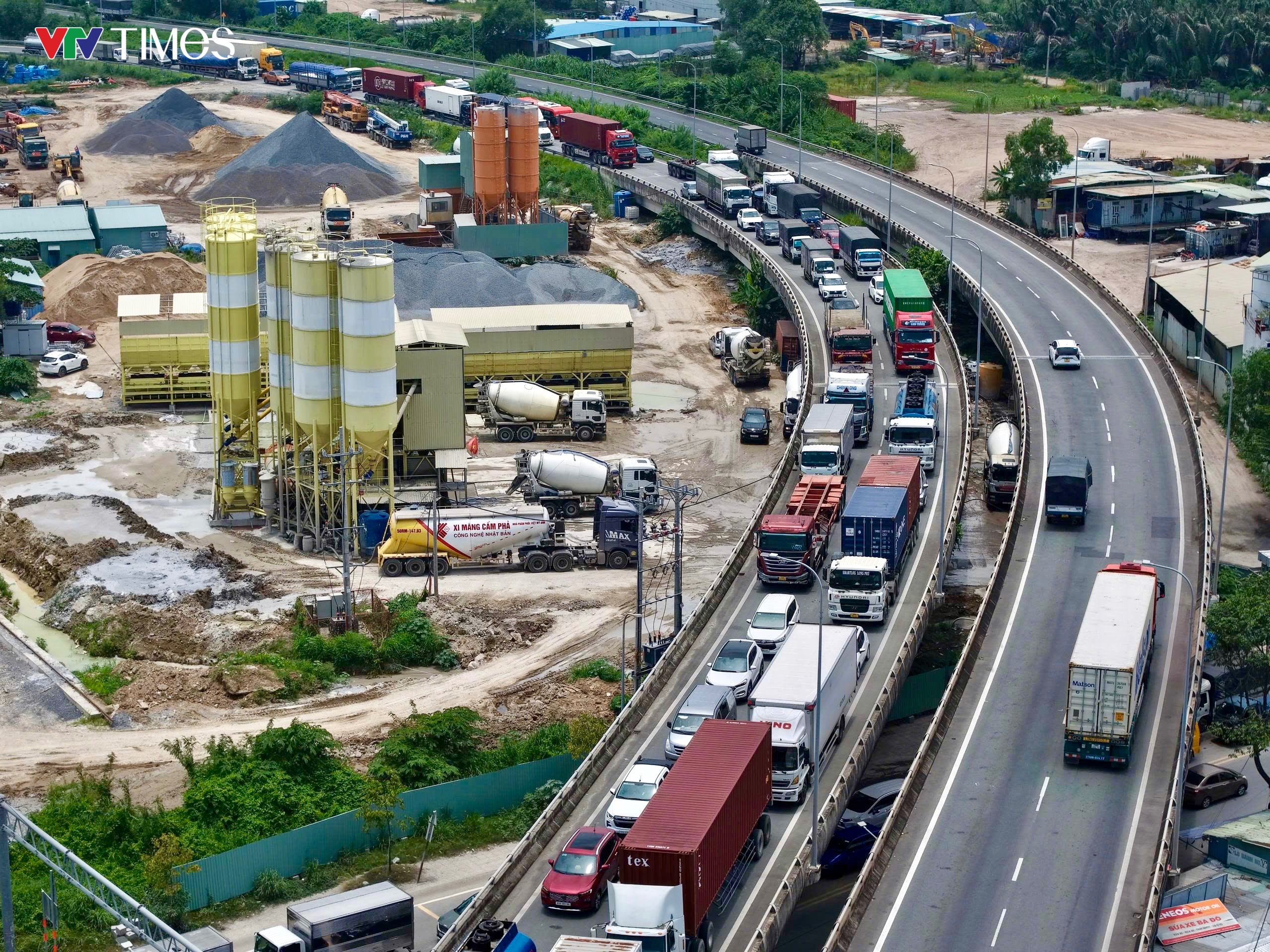 TP Hồ Chí Minh: Cửa ngõ phía Đông ùn tắc kéo dài trong ngày đầu nghỉ lễ- Ảnh 8.