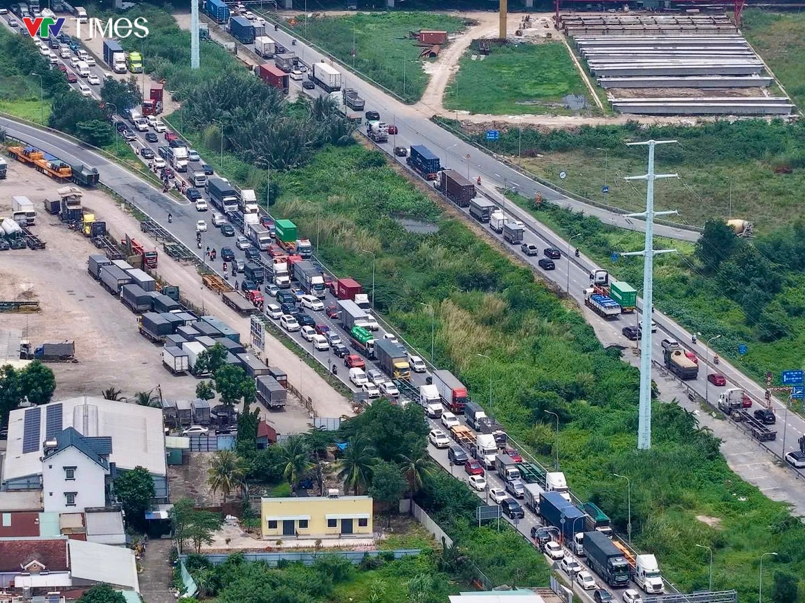 TP Hồ Chí Minh: Cửa ngõ phía Đông ùn tắc kéo dài trong ngày đầu nghỉ lễ- Ảnh 1.