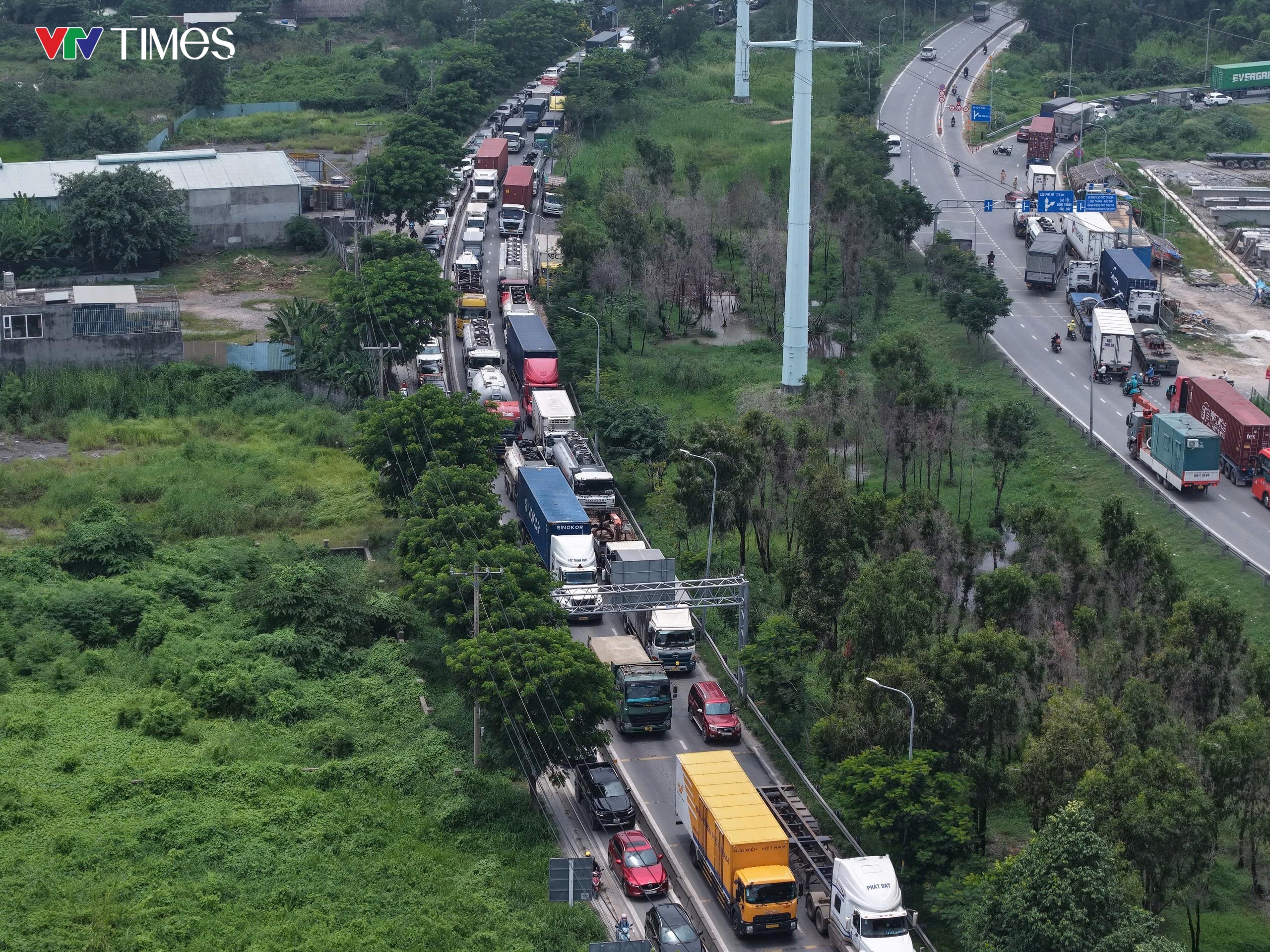 TP Hồ Chí Minh: Cửa ngõ phía Đông ùn tắc kéo dài trong ngày đầu nghỉ lễ- Ảnh 2.