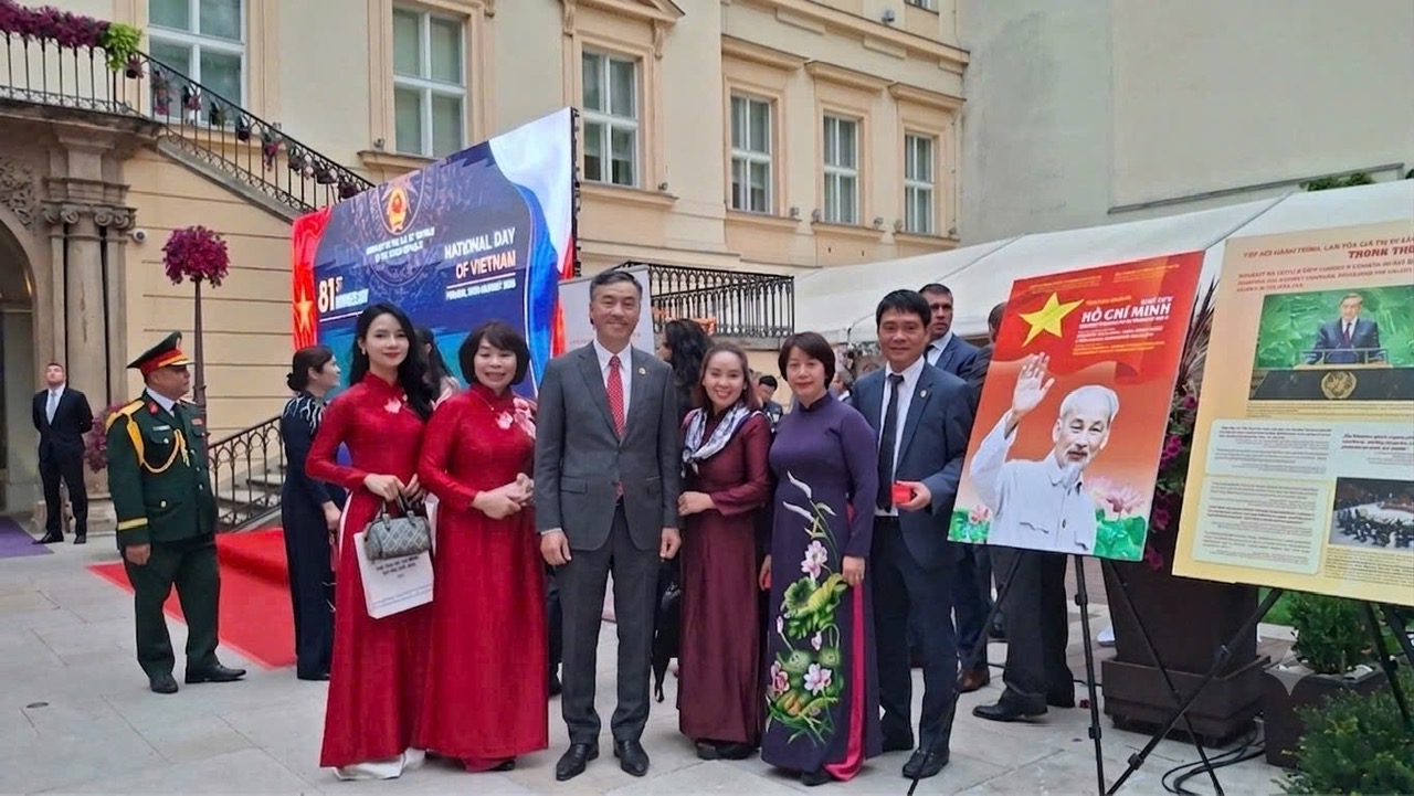 Triển lãm “Chủ tịch Hồ Chí Minh - Hành trình kết nối và lan tỏa tinh thần đoàn kết quốc tế” tại Cộng hòa Séc- Ảnh 3.