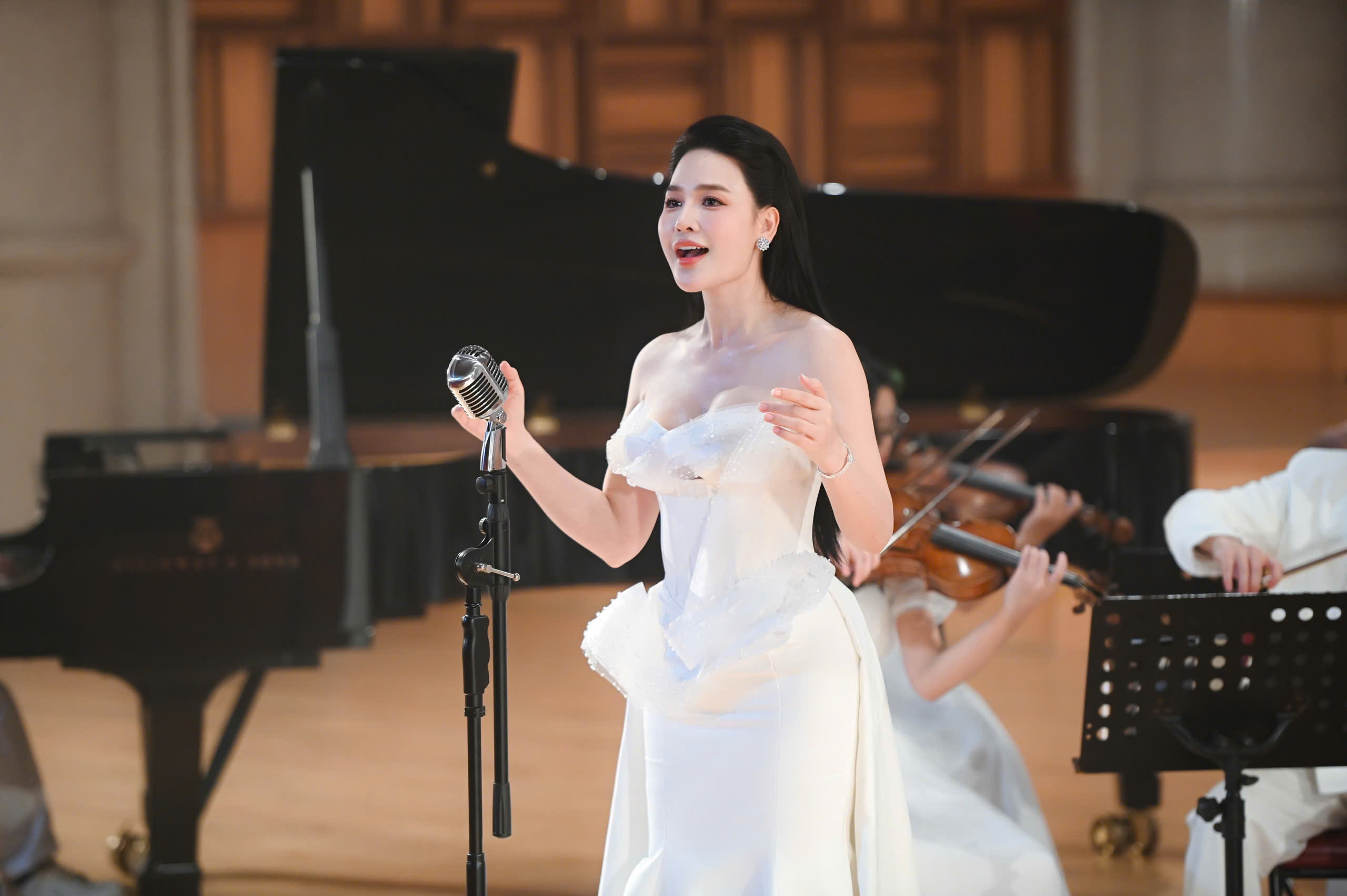 Sao Mai Nhật Huyền lan tỏa “Màu của Đất nước - Màu của Hòa bình” bằng âm nhạc nhân dịp Quốc khánh 2/9- Ảnh 4.