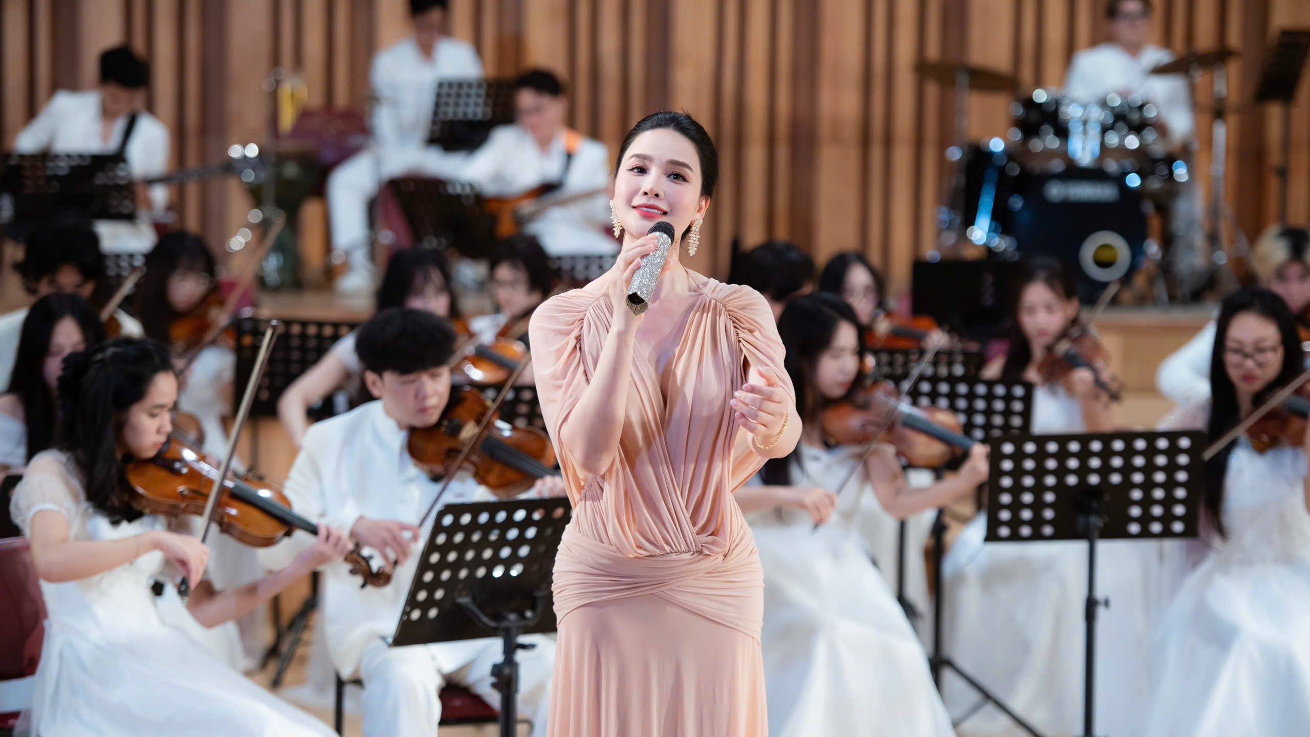 Sao Mai Nhật Huyền lan tỏa “Màu của Đất nước - Màu của Hòa bình” bằng âm nhạc nhân dịp Quốc khánh 2/9- Ảnh 5.