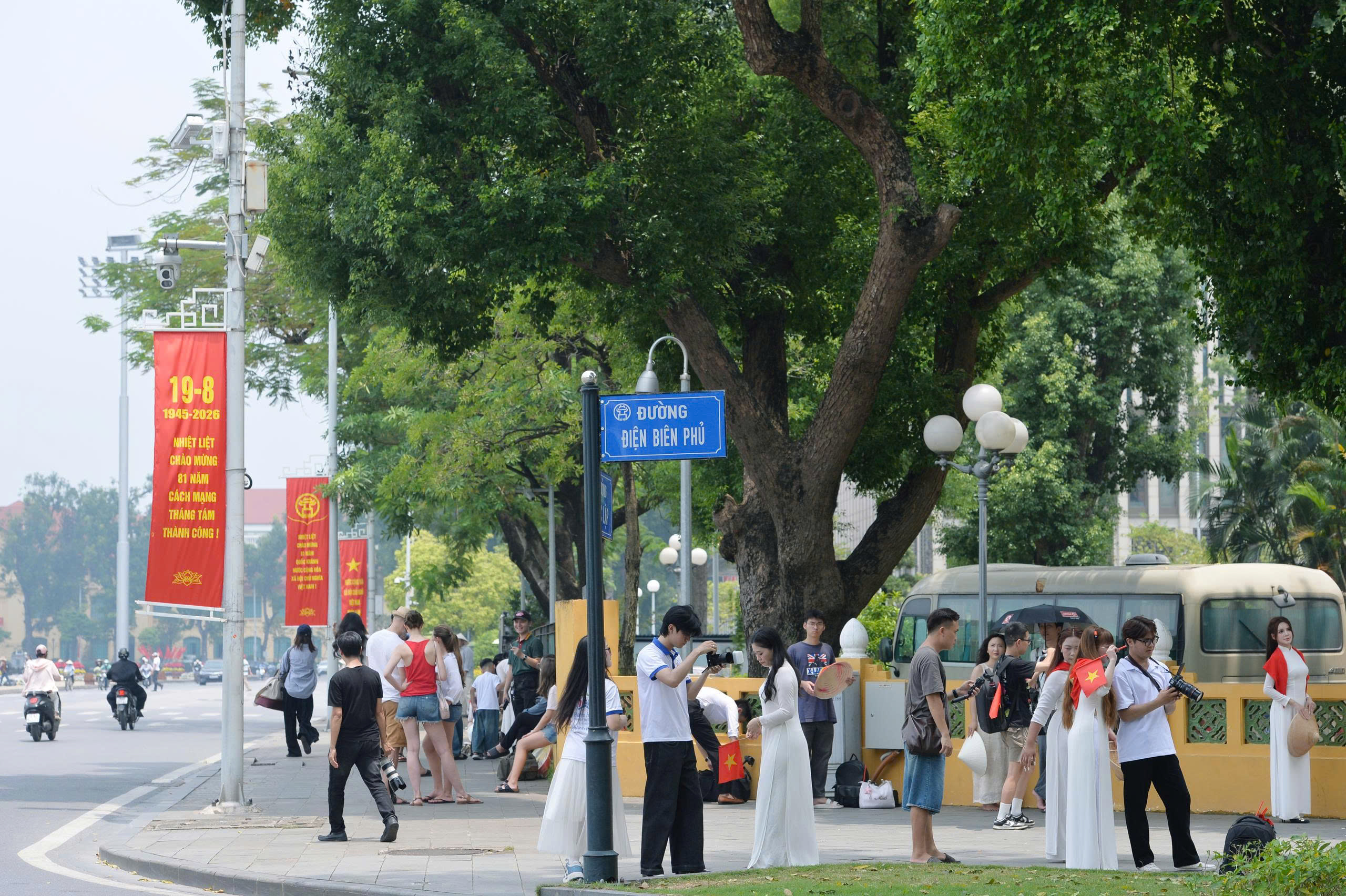 Quốc kh&aacute;nh 2/9: Người d&acirc;n n&ocirc; nức check-in mừng Tết Độc lập - Ảnh 1.