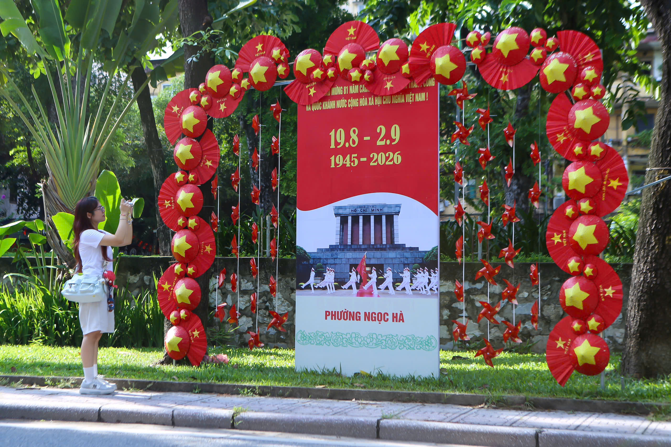 Quốc kh&aacute;nh 2/9: Người d&acirc;n n&ocirc; nức check-in mừng Tết Độc lập - Ảnh 8.