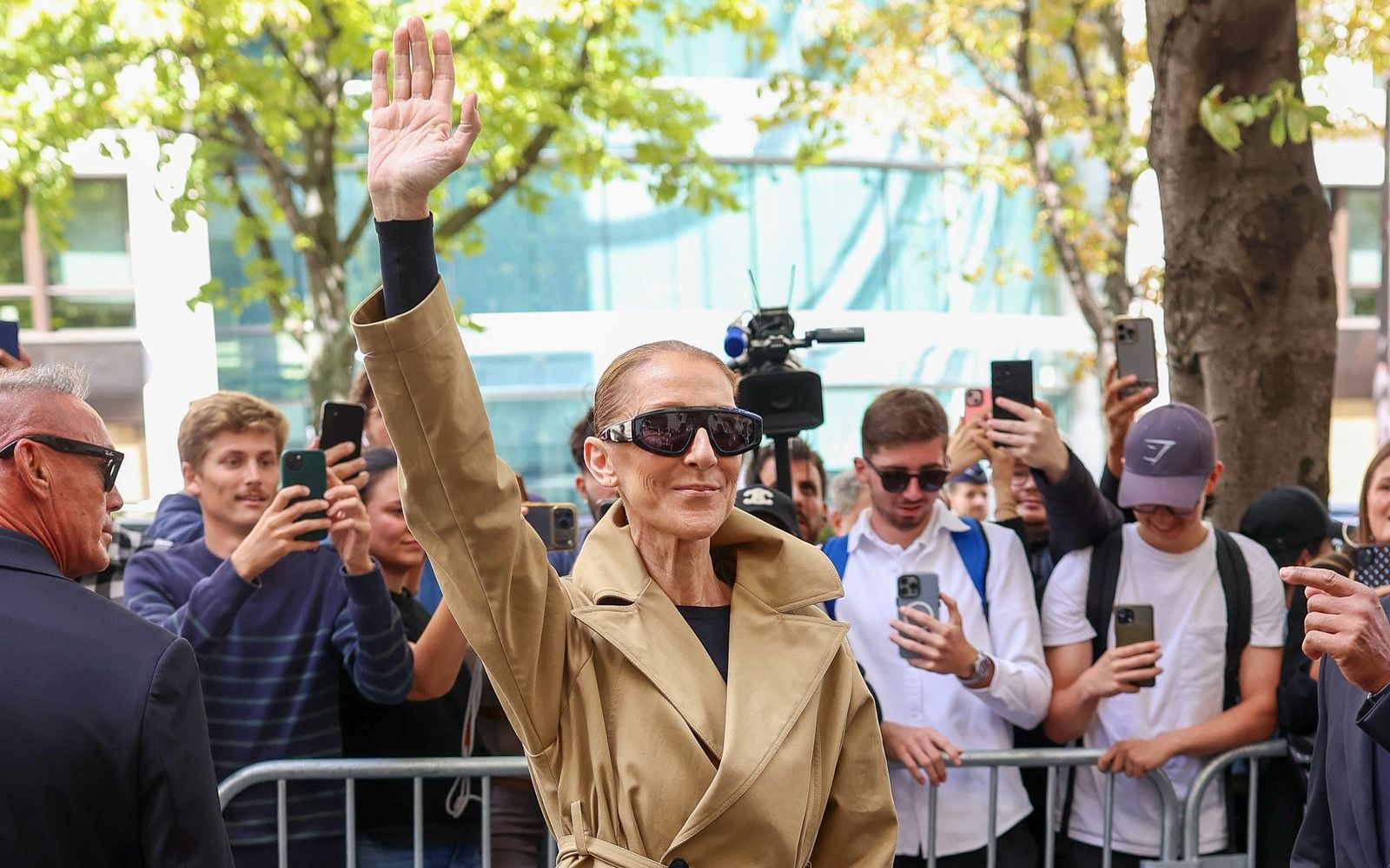Celine Dion khiến người hâm mộ vỡ òa trong buổi hòa nhạc tái xuất - Ảnh 1.