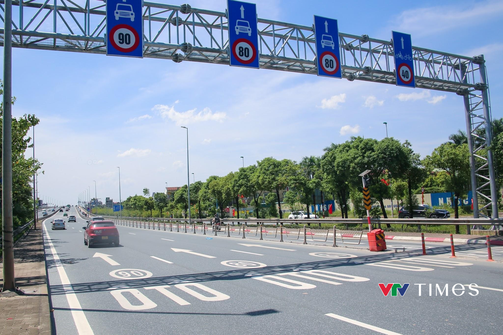 Khảo sát, điều chỉnh hạ tầng giao thông cầu Nhật Tân: Chủ động phòng ngừa tai nạn từ sớm, từ xa - Ảnh 2.