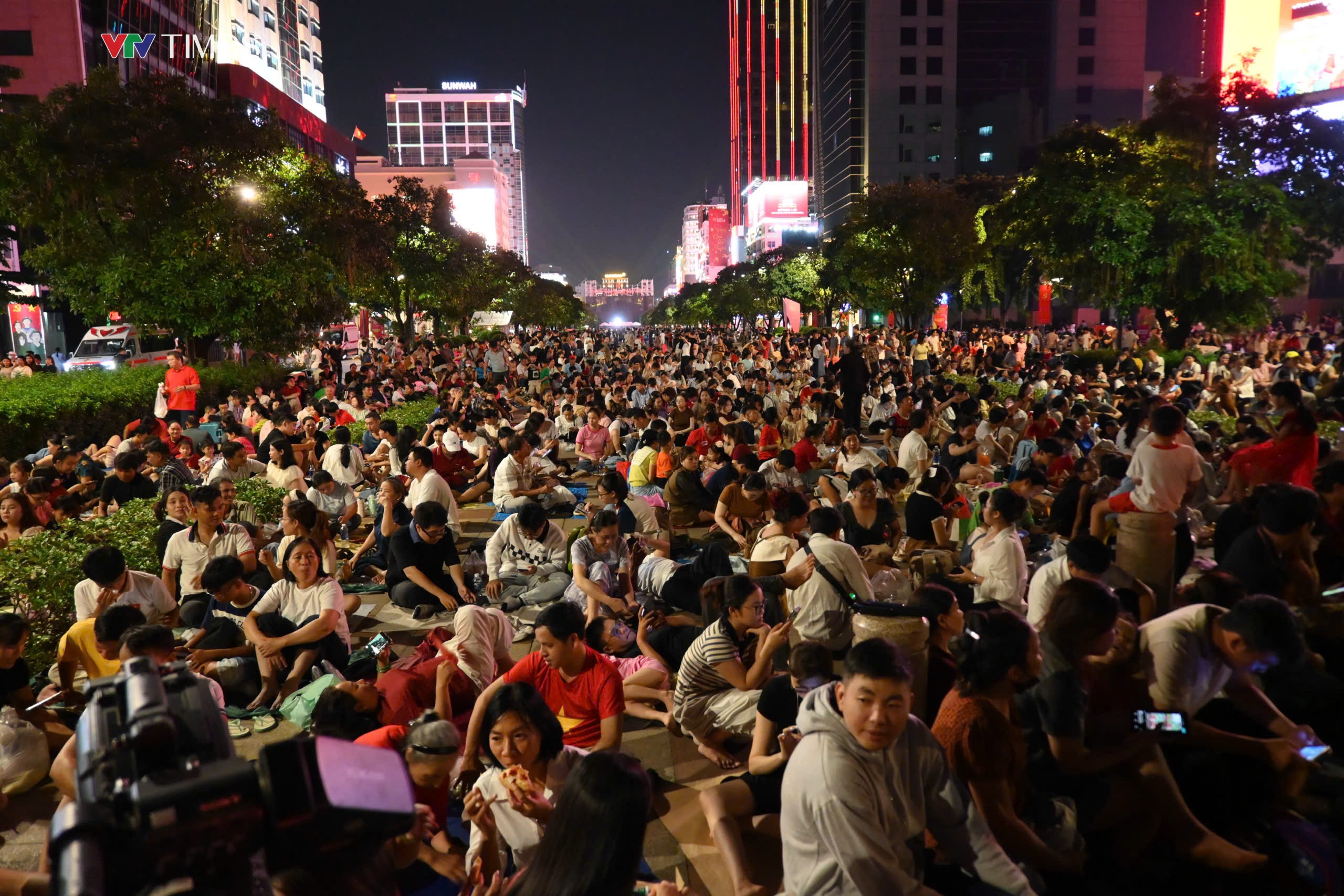 TP Hồ Ch&iacute; Minh: Mu&ocirc;n sắc m&agrave;u rực rỡ mừng Quốc kh&aacute;nh 2/9 - Ảnh 2.