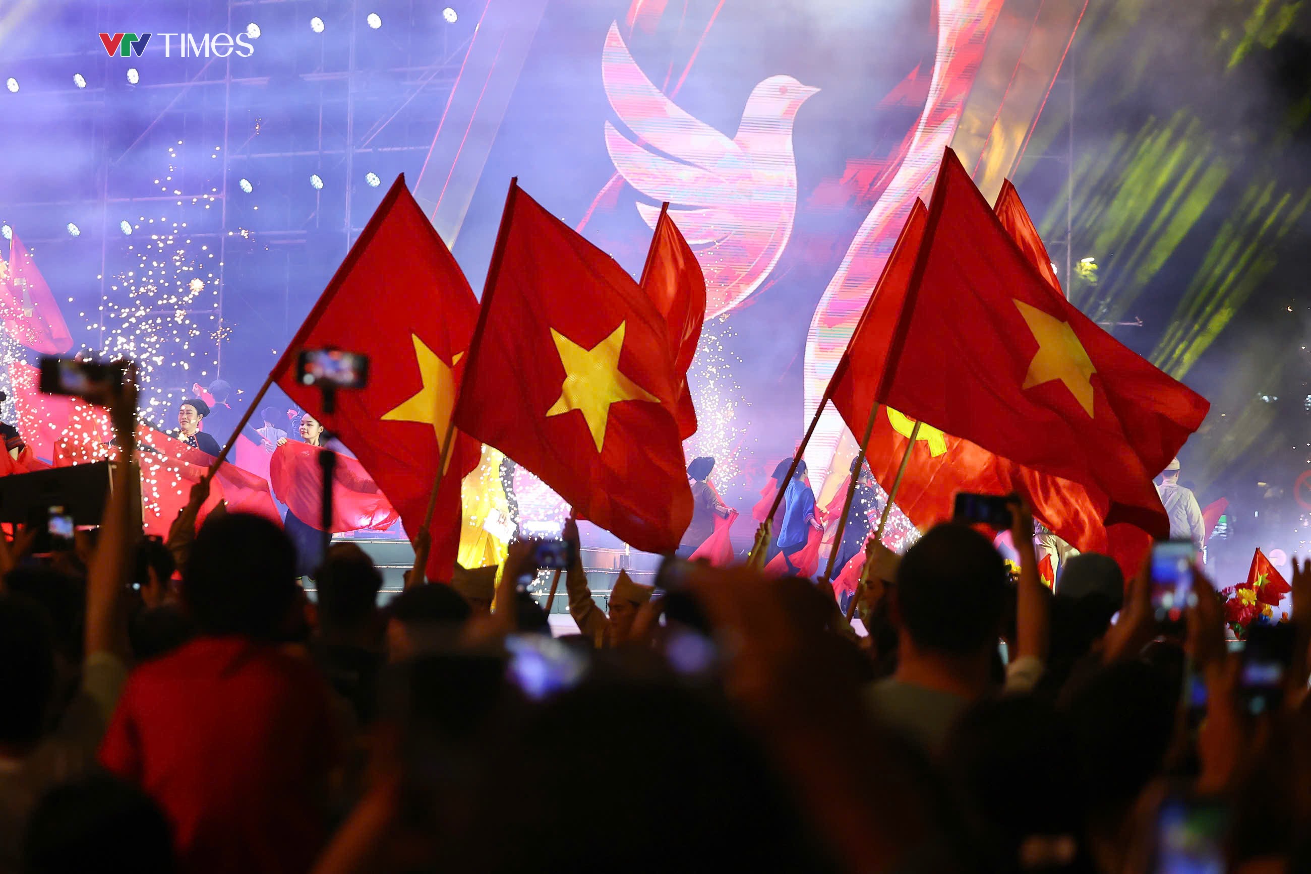 TP Hồ Ch&iacute; Minh: Mu&ocirc;n sắc m&agrave;u rực rỡ mừng Quốc kh&aacute;nh 2/9 - Ảnh 7.