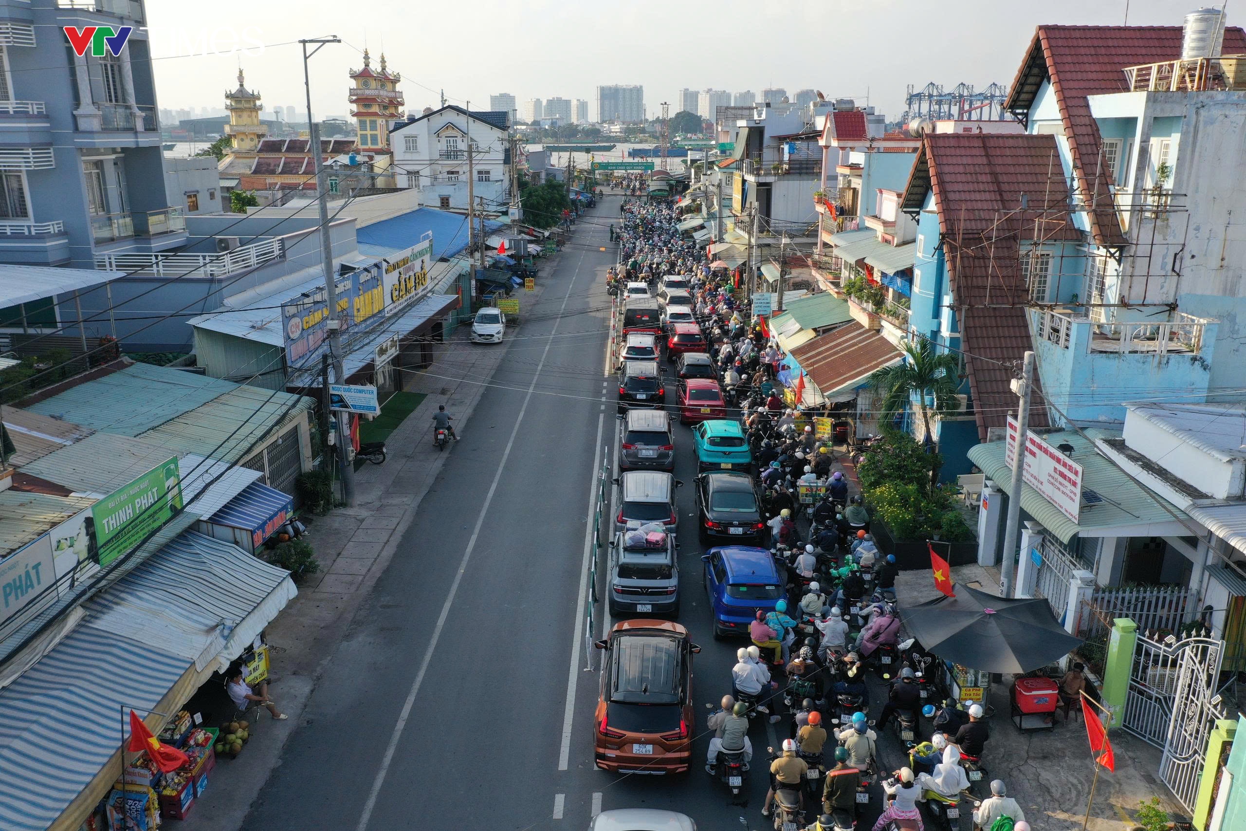 D&ograve;ng người nối d&agrave;i trở lại TP Hồ Ch&iacute; Minh sau kỳ nghỉ lễ 2/9- Ảnh 5.