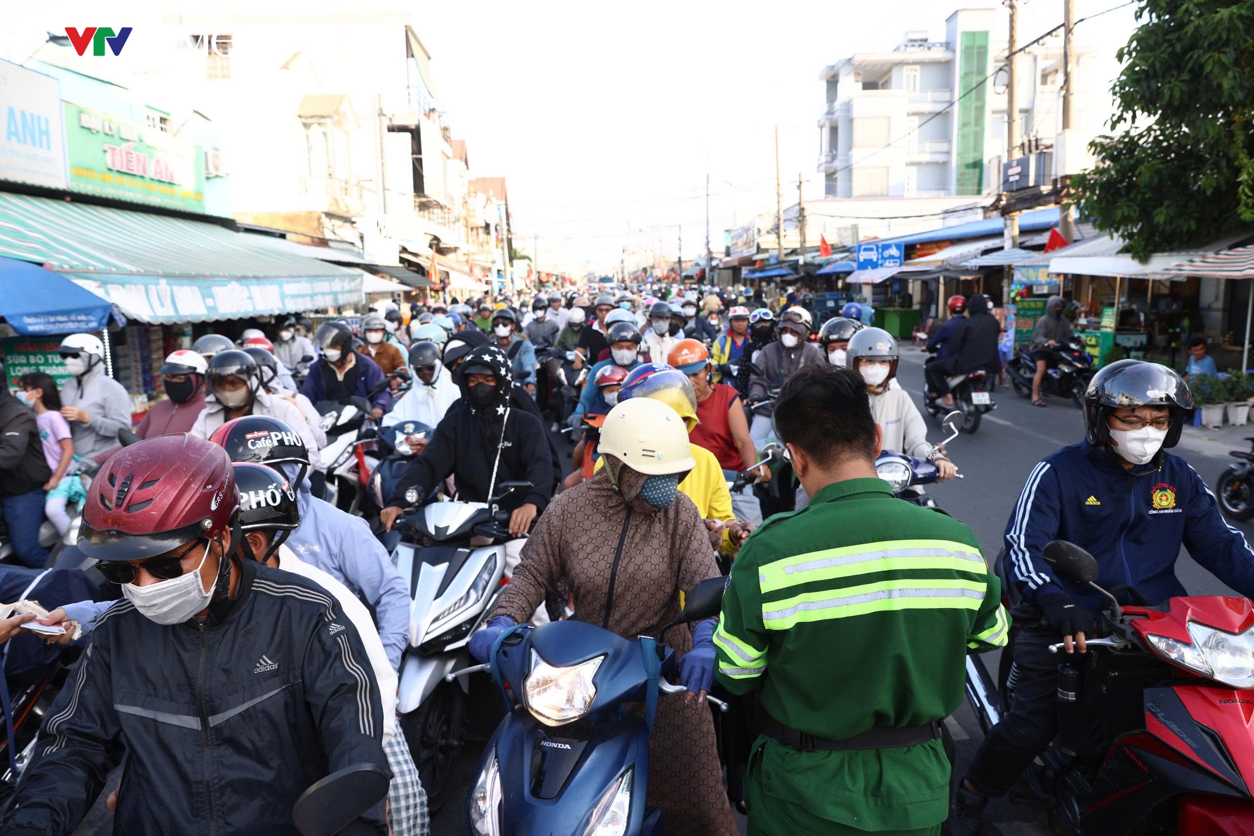 D&ograve;ng người nối d&agrave;i trở lại TP Hồ Ch&iacute; Minh sau kỳ nghỉ lễ 2/9- Ảnh 13.