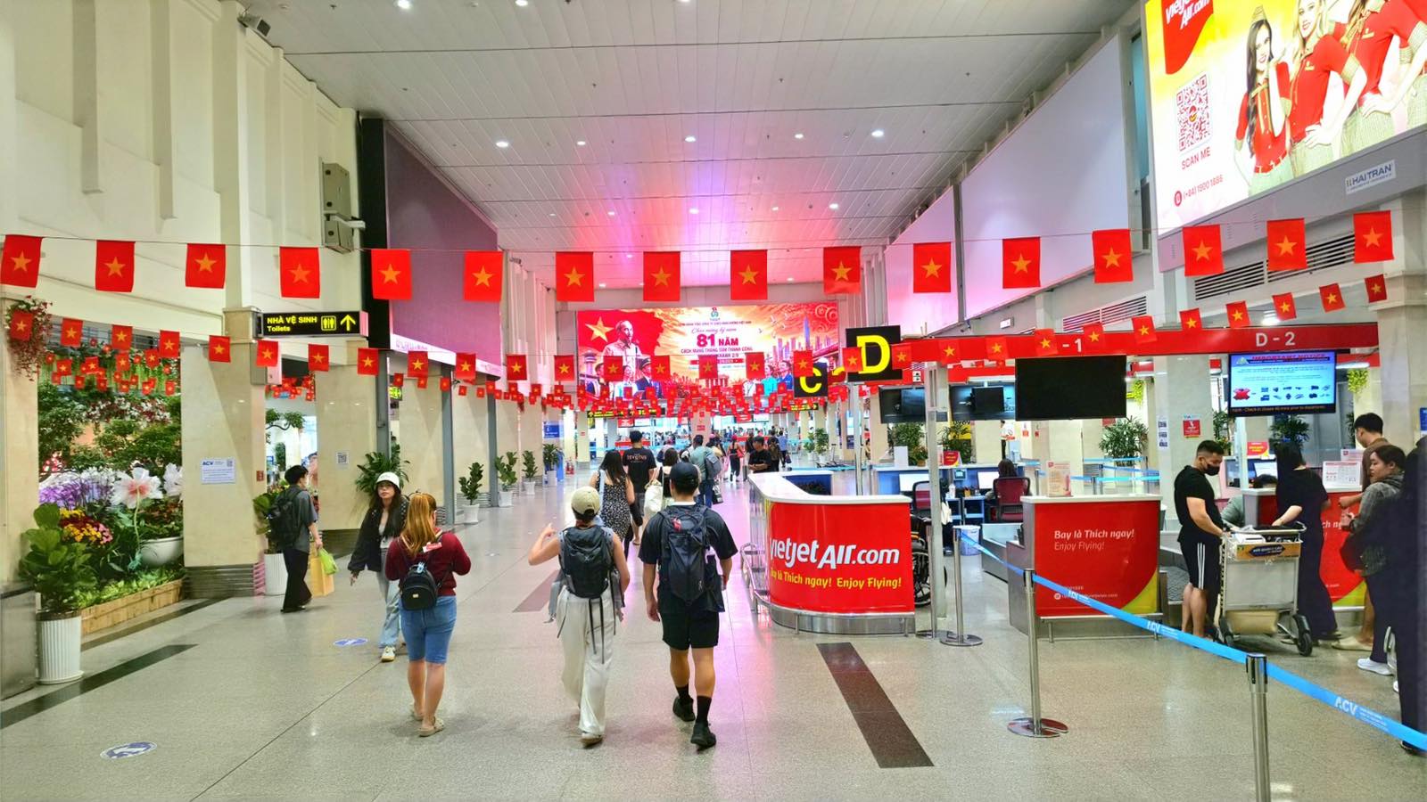 Sắc đỏ sao v&agrave;ng rực rỡ từ s&acirc;n bay đến những chuyến bay Vietjet dịp Quốc kh&aacute;nh 2/9- Ảnh 1.